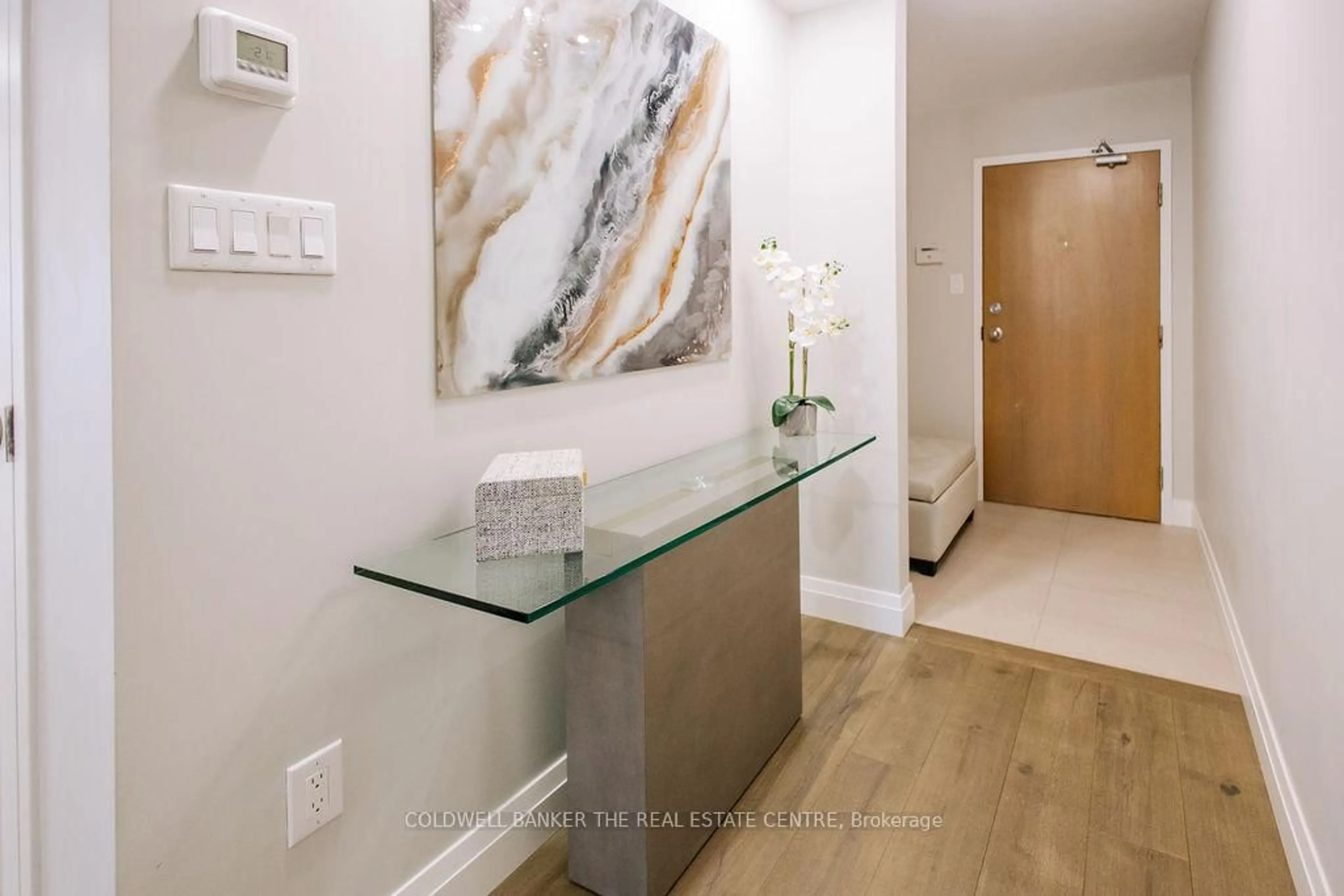 Indoor entryway for 1001 Bay St #303, Toronto Ontario M5S 3A6