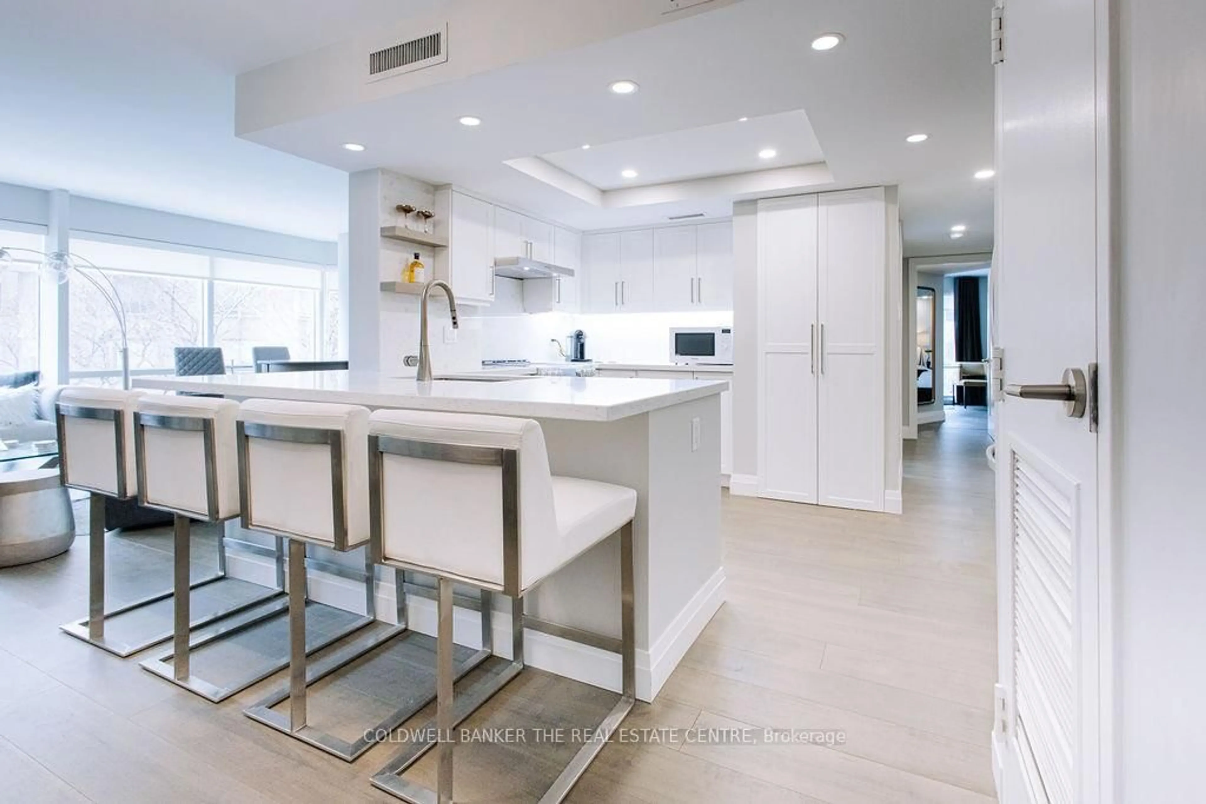 Contemporary kitchen, ceramic/tile floor for 1001 Bay St #303, Toronto Ontario M5S 3A6