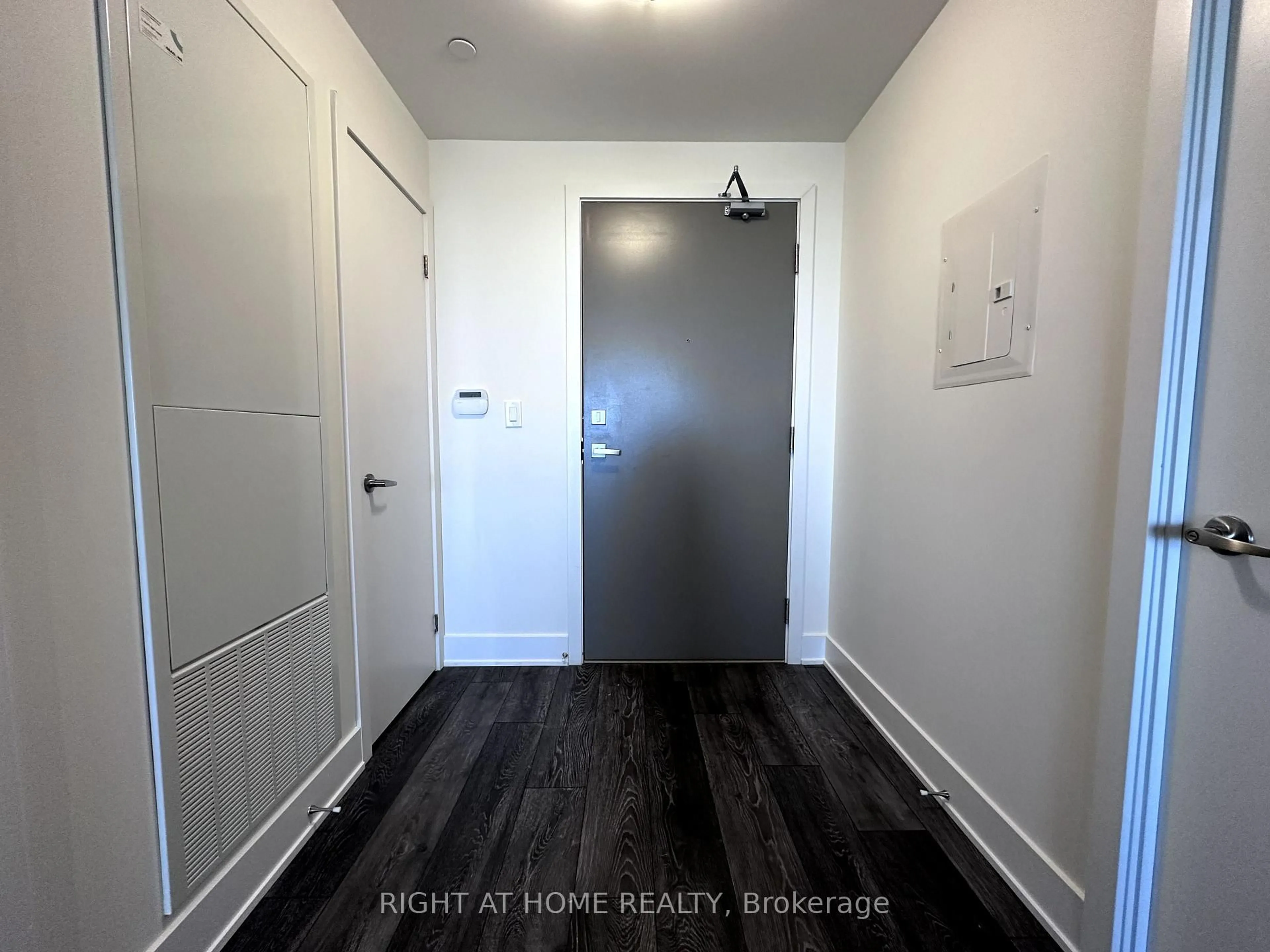 Indoor entryway for 188 Fairview Mall Dr #720, Toronto Ontario M2J 0H7