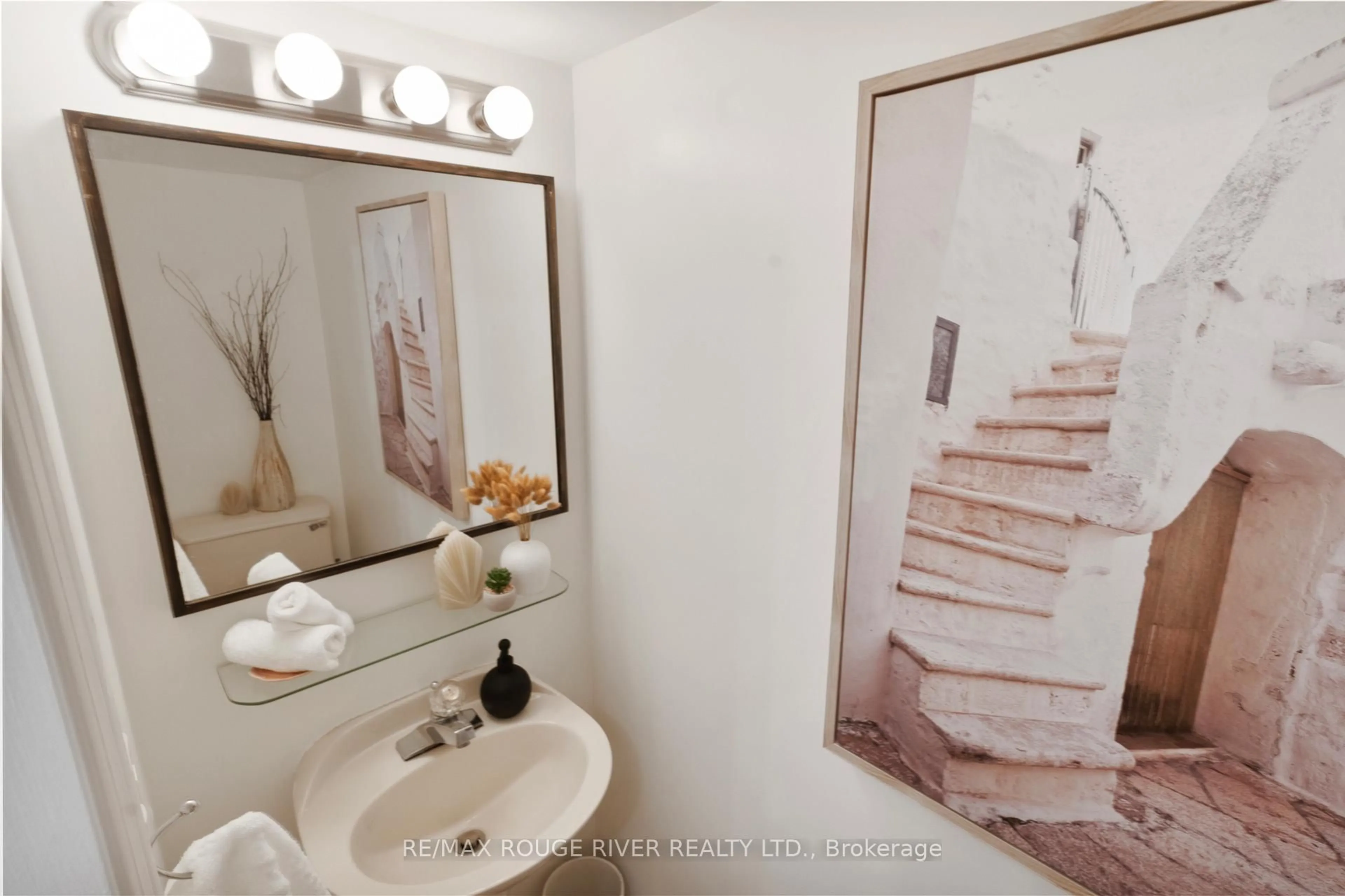 Standard bathroom, ceramic/tile floor for 32 Massey St #Unit D, Toronto Ontario M6J 3T7