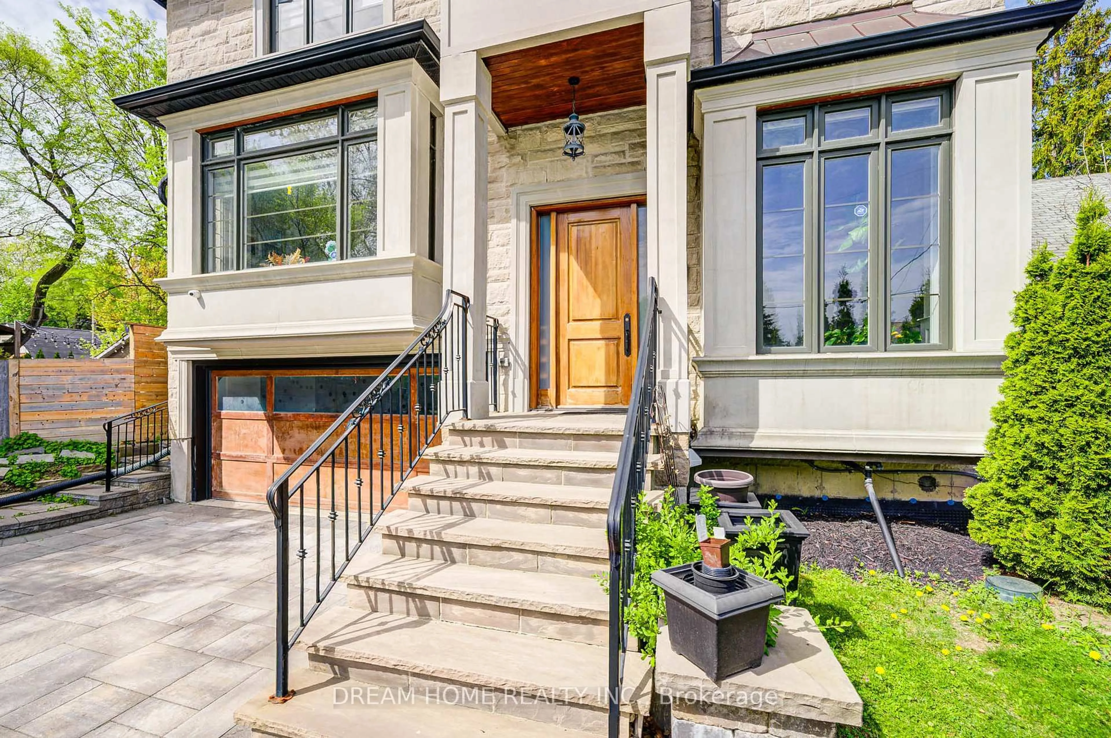 Indoor entryway for 22 Leona Dr, Toronto Ontario M2N 4V5