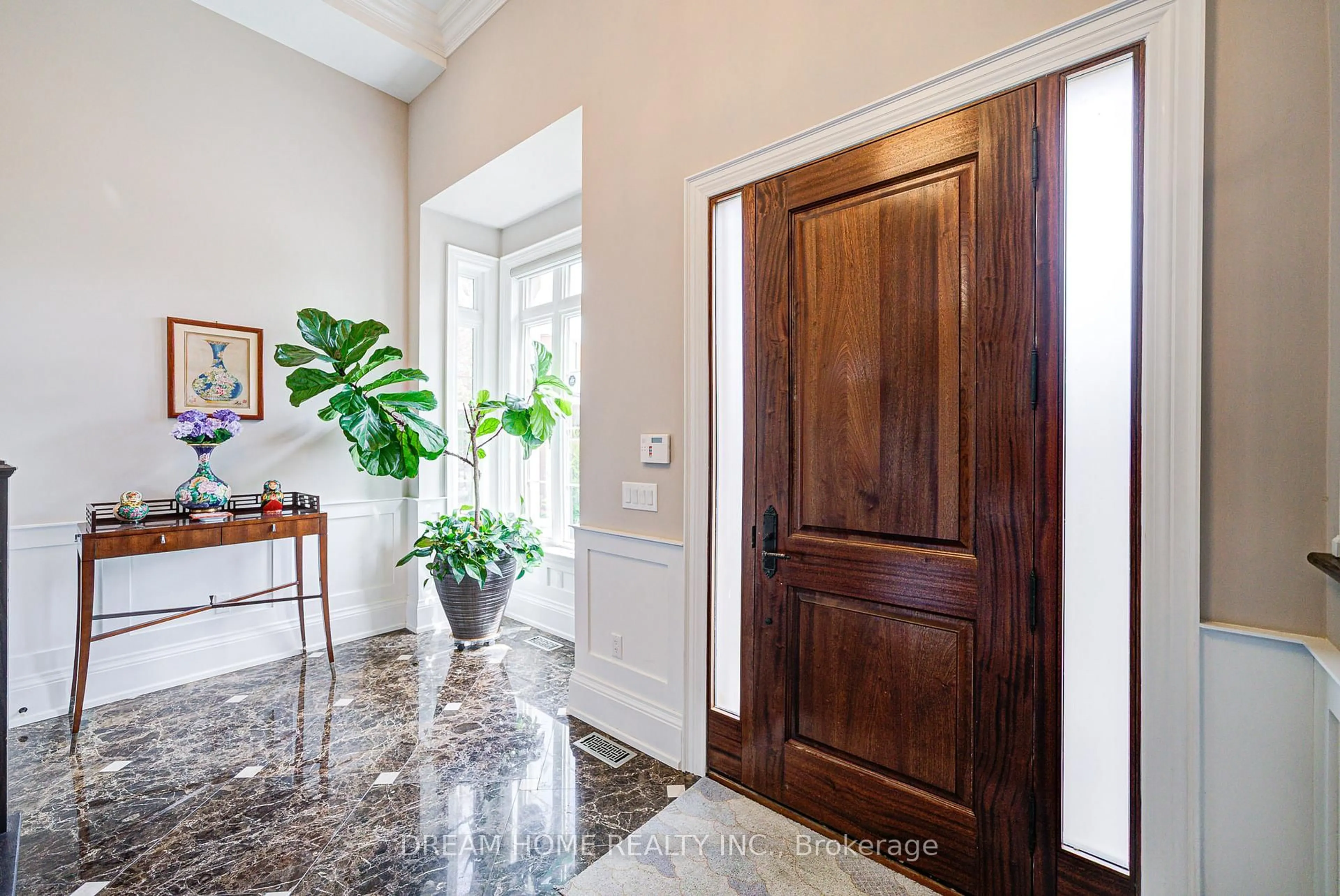 Indoor foyer for 22 Leona Dr, Toronto Ontario M2N 4V5