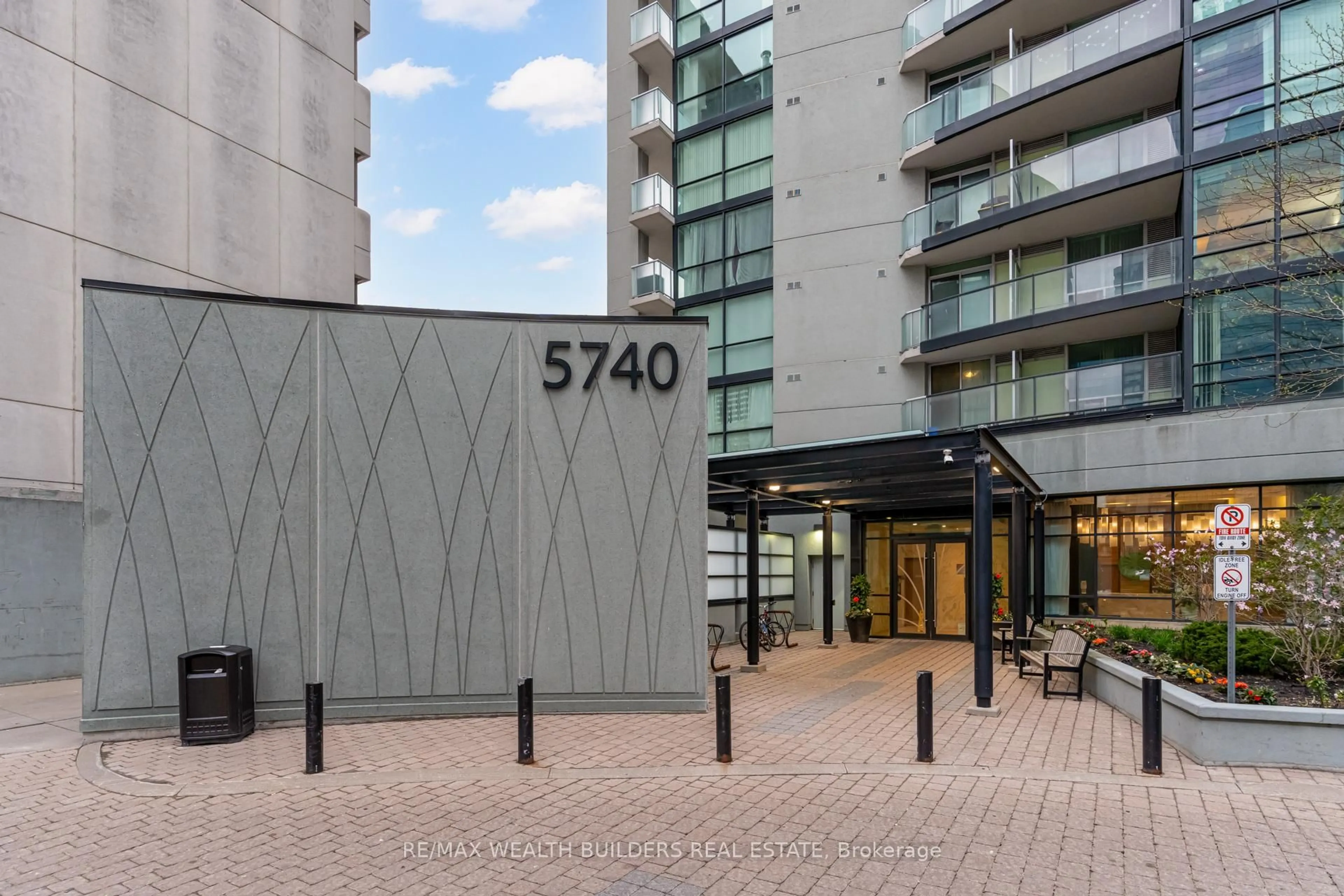 Indoor foyer for 5740 Yonge St #1007, Toronto Ontario M2M 0B1