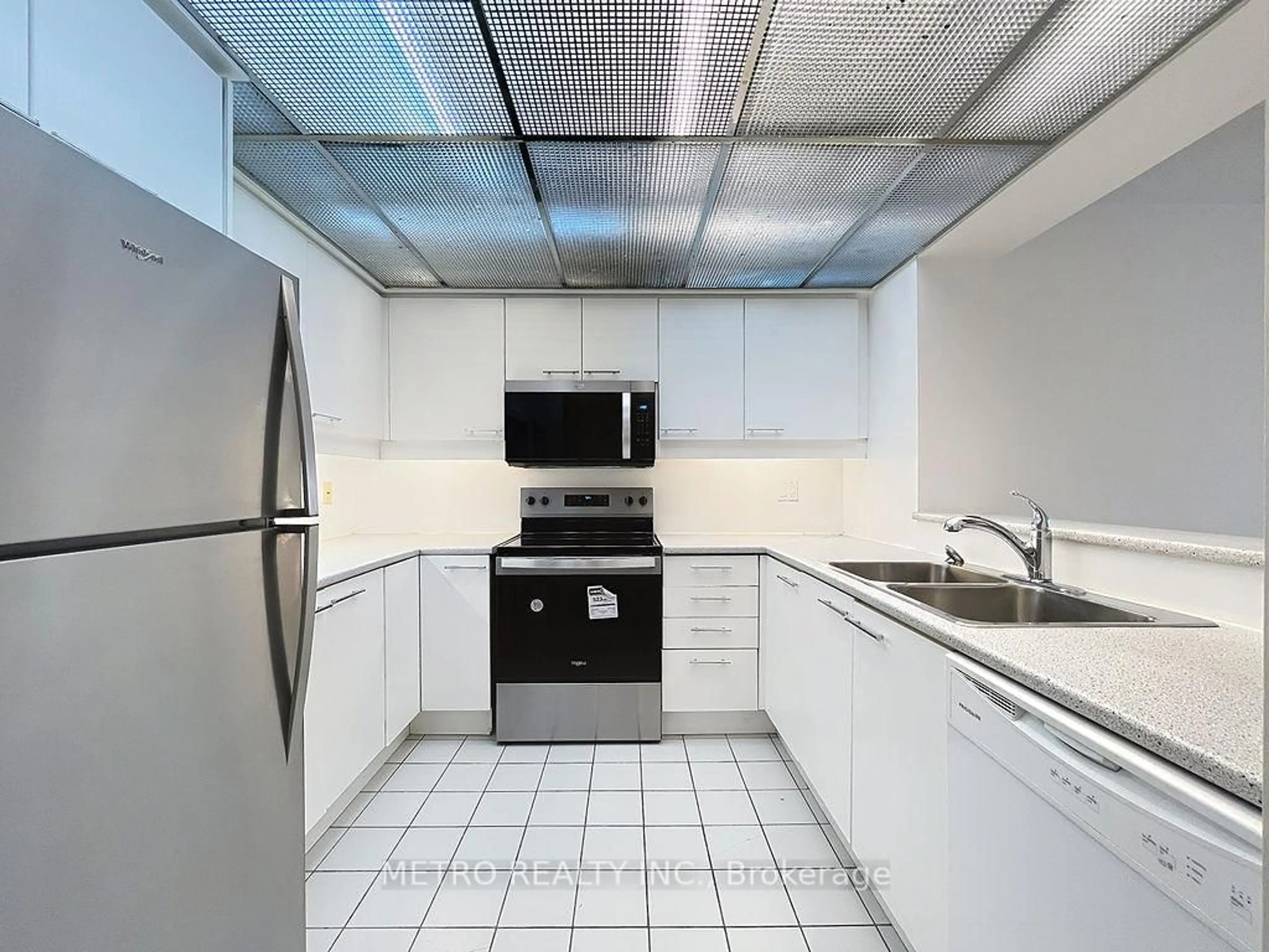 Standard kitchen, ceramic/tile floor for 18 Hollywood Ave #1708, Toronto Ontario M2N 6P5