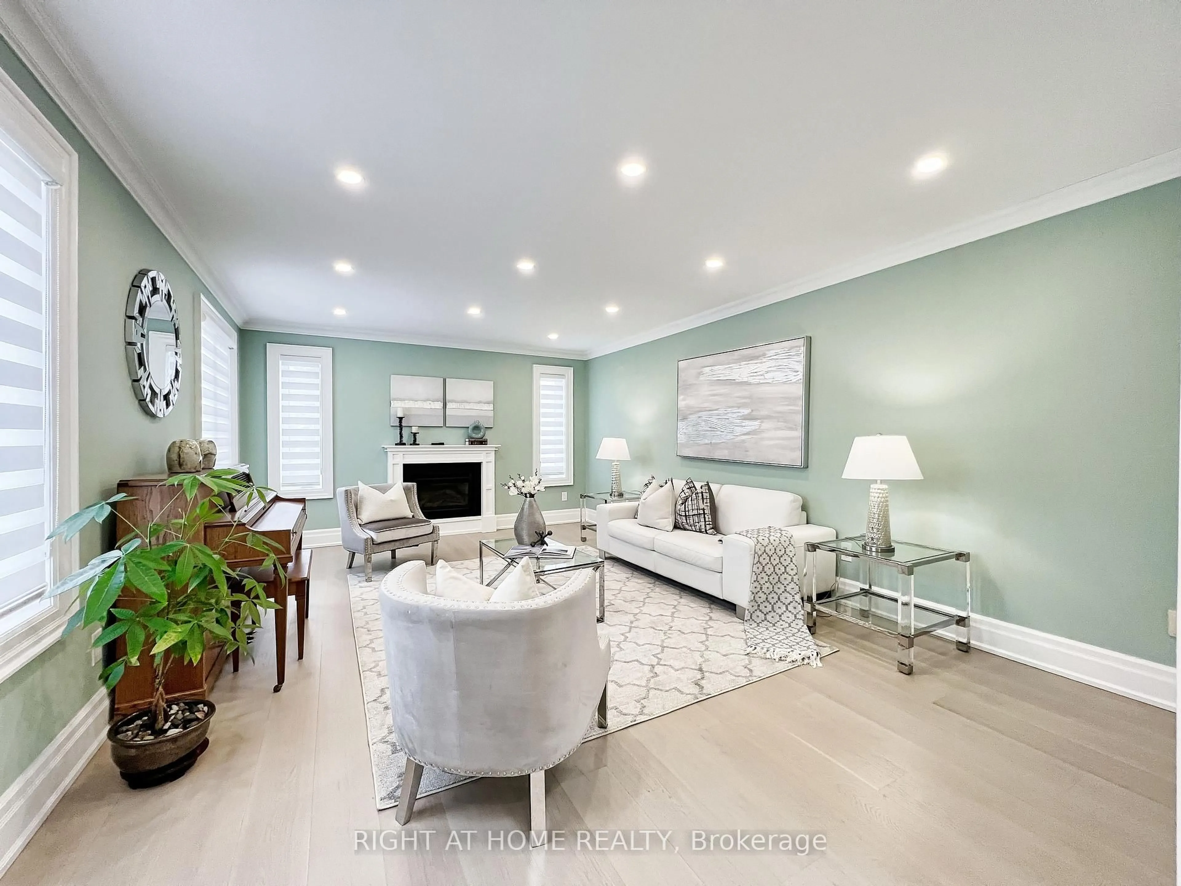 Living room with furniture, unknown for 152 Holmes Ave, Toronto Ontario M2N 4M6