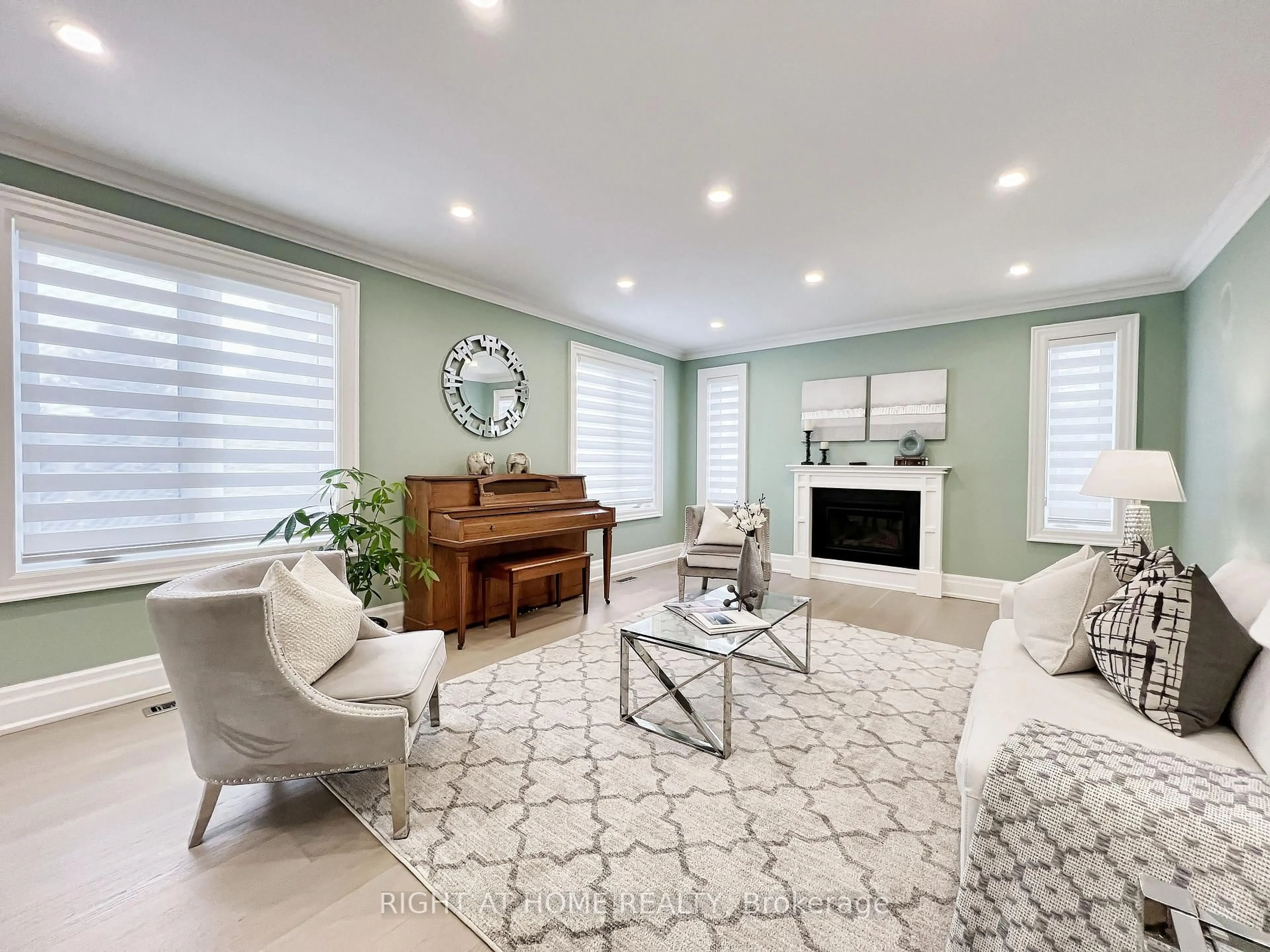Living room with furniture, unknown for 152 Holmes Ave, Toronto Ontario M2N 4M6