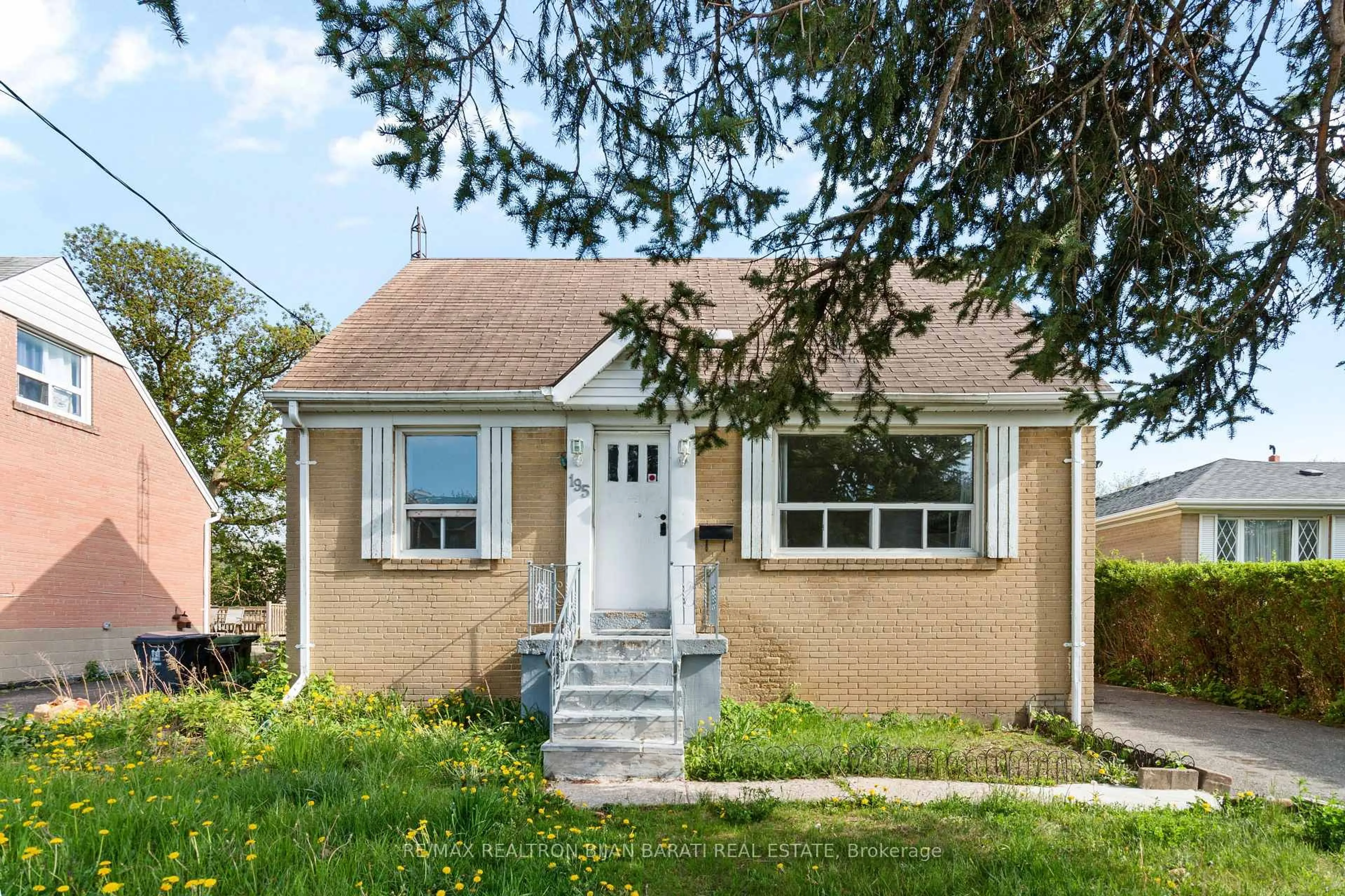 Home with vinyl exterior material, street for 195 Moore Park Ave, Toronto Ontario M2M 1N3