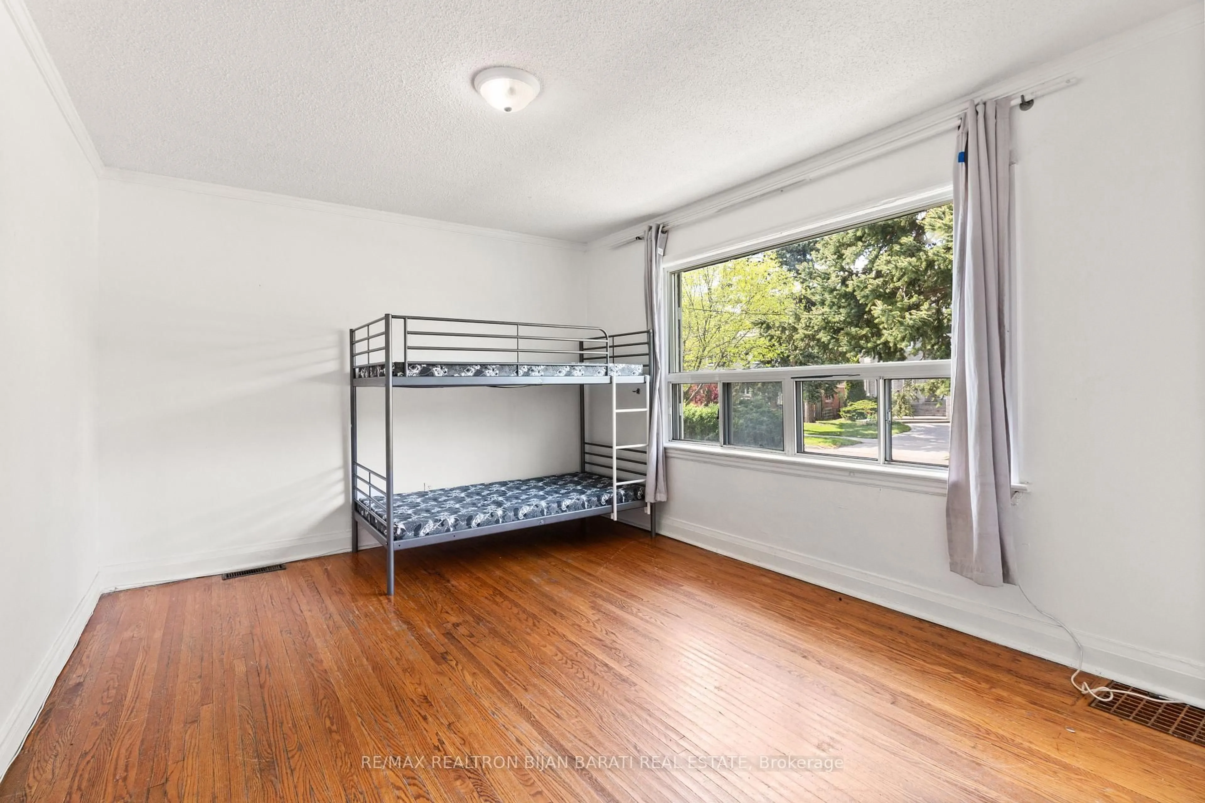 A pic of a room for 195 Moore Park Ave, Toronto Ontario M2M 1N3
