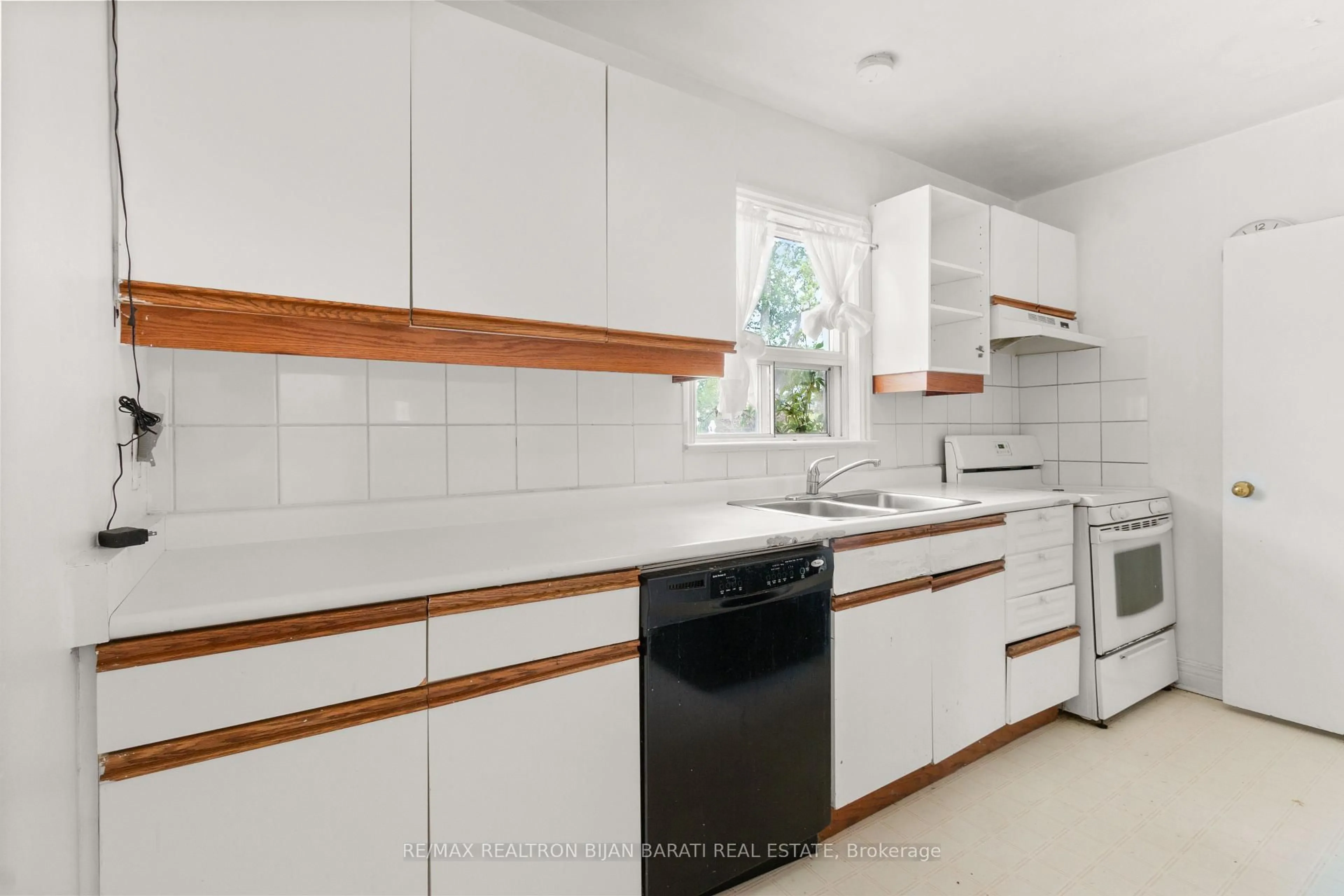 Standard kitchen, unknown for 195 Moore Park Ave, Toronto Ontario M2M 1N3