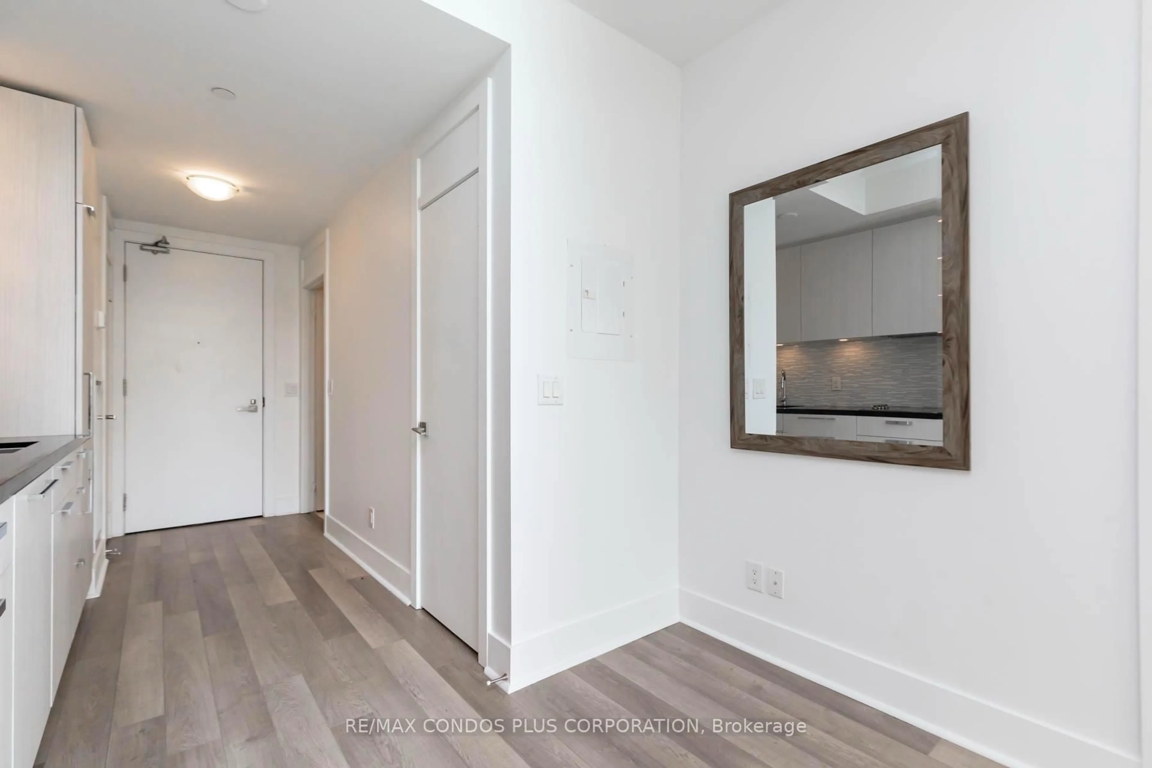 Indoor entryway for 32 Davenport Rd #306, Toronto Ontario M5R 0B5