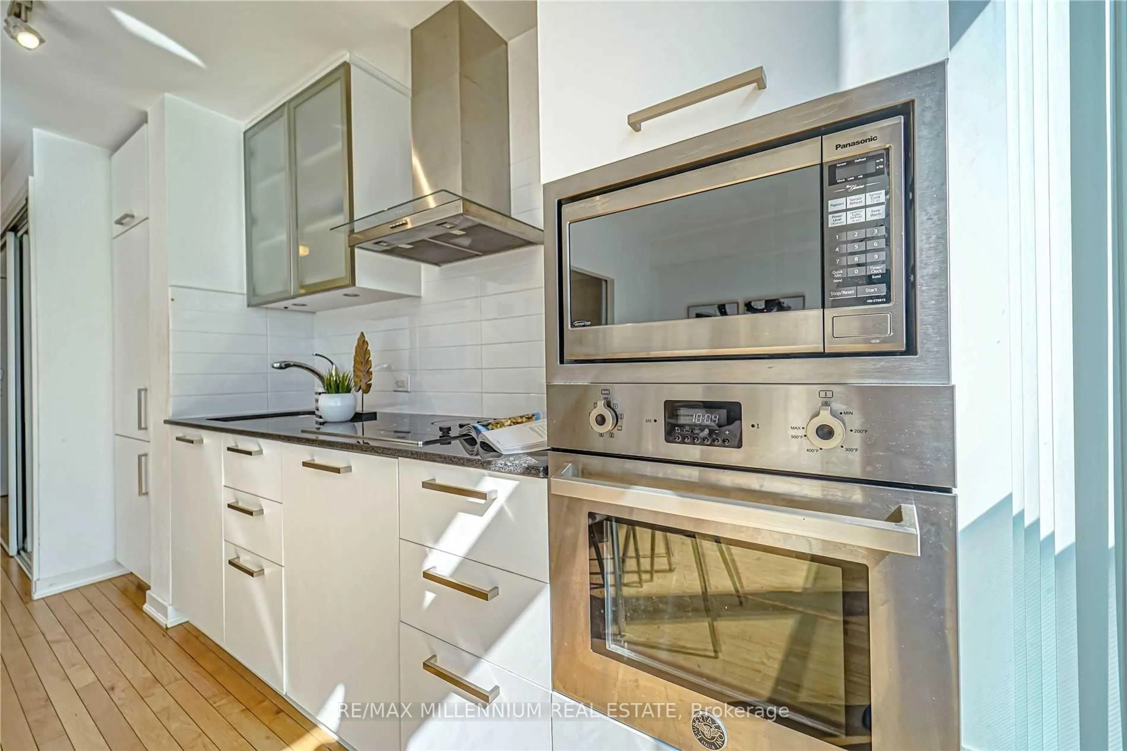 Standard kitchen, unknown for 14 York St #3612, Toronto Ontario M5J 2Z2