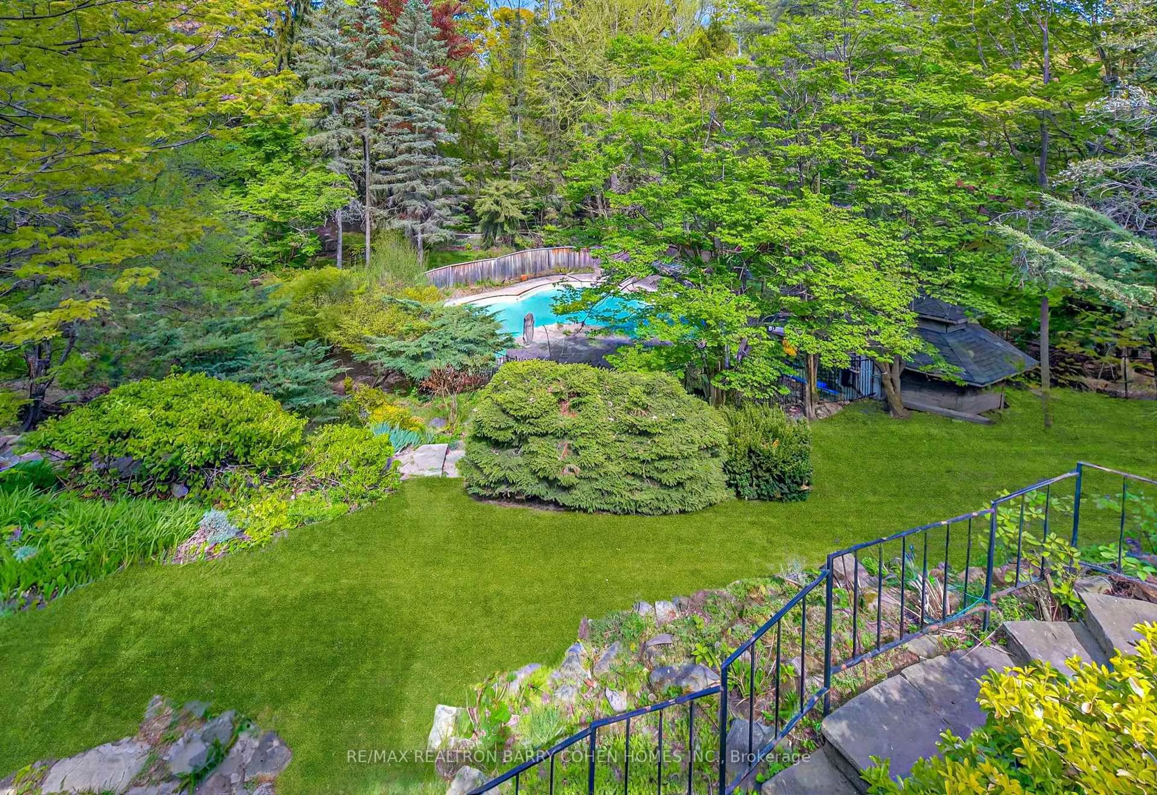 A pic from outside/outdoor area/front of a property/back of a property/a pic from drone, forest/trees view for 16 Wilket Rd, Toronto Ontario M2L 1N6
