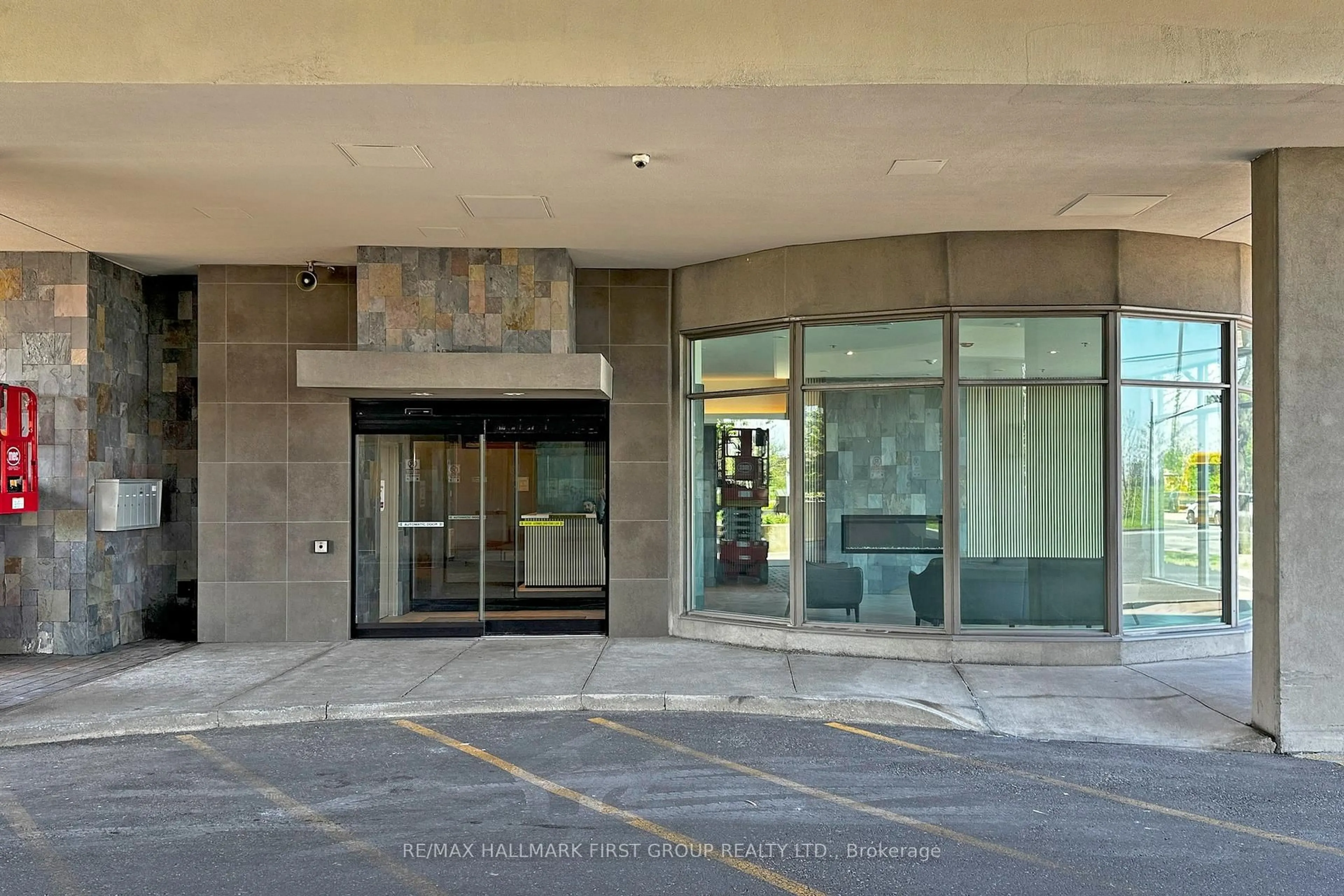 Indoor foyer for 1030 Sheppard Ave #214, Toronto Ontario M3H 6C1
