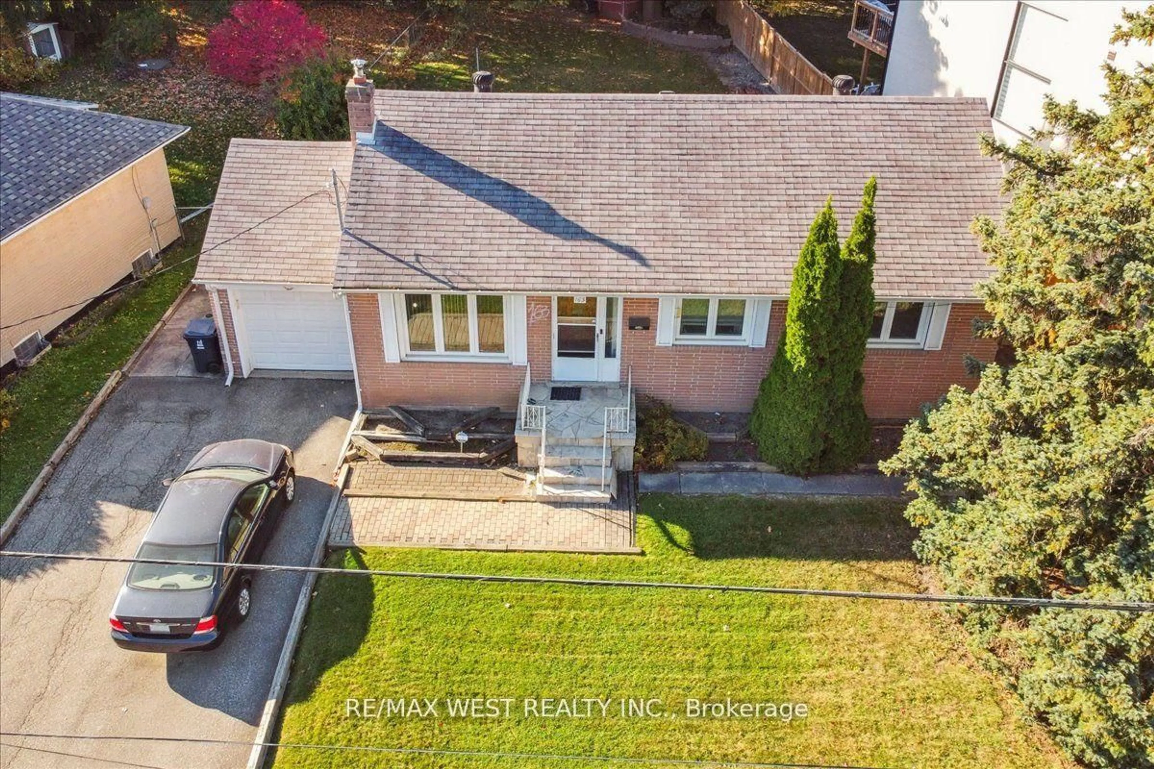 A pic from outside/outdoor area/front of a property/back of a property/a pic from drone, street for 163 Newton Dr, Toronto Ontario M2M 2N6