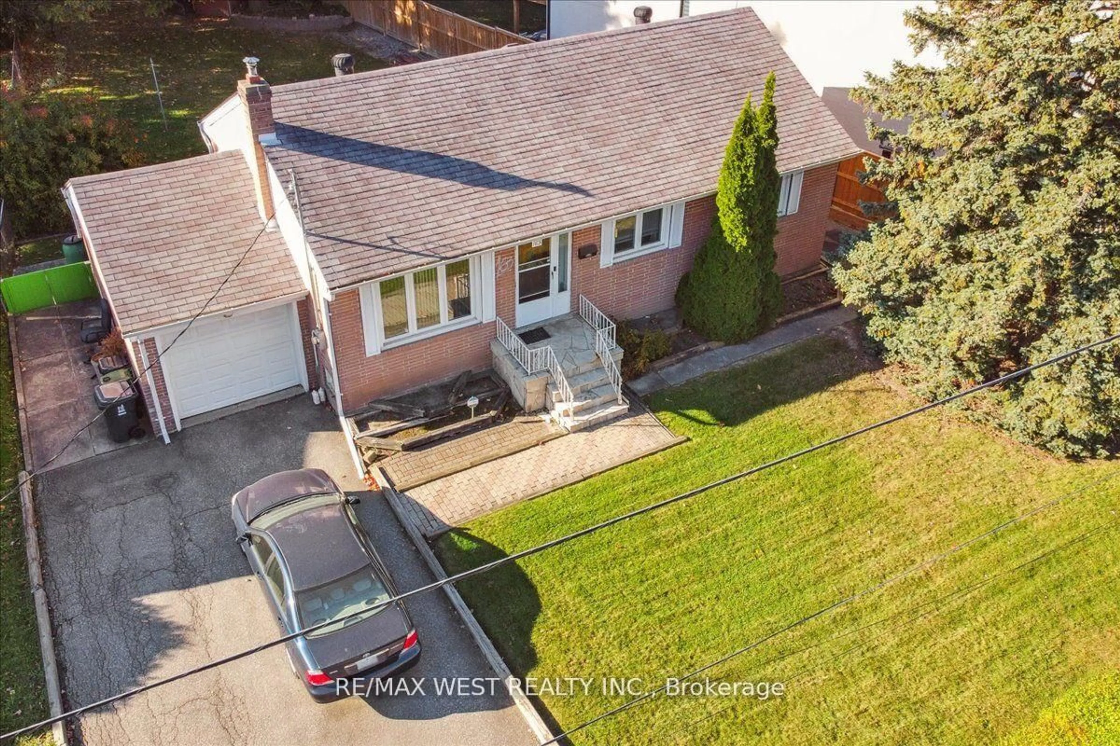 A pic from outside/outdoor area/front of a property/back of a property/a pic from drone, street for 163 Newton Dr, Toronto Ontario M2M 2N6