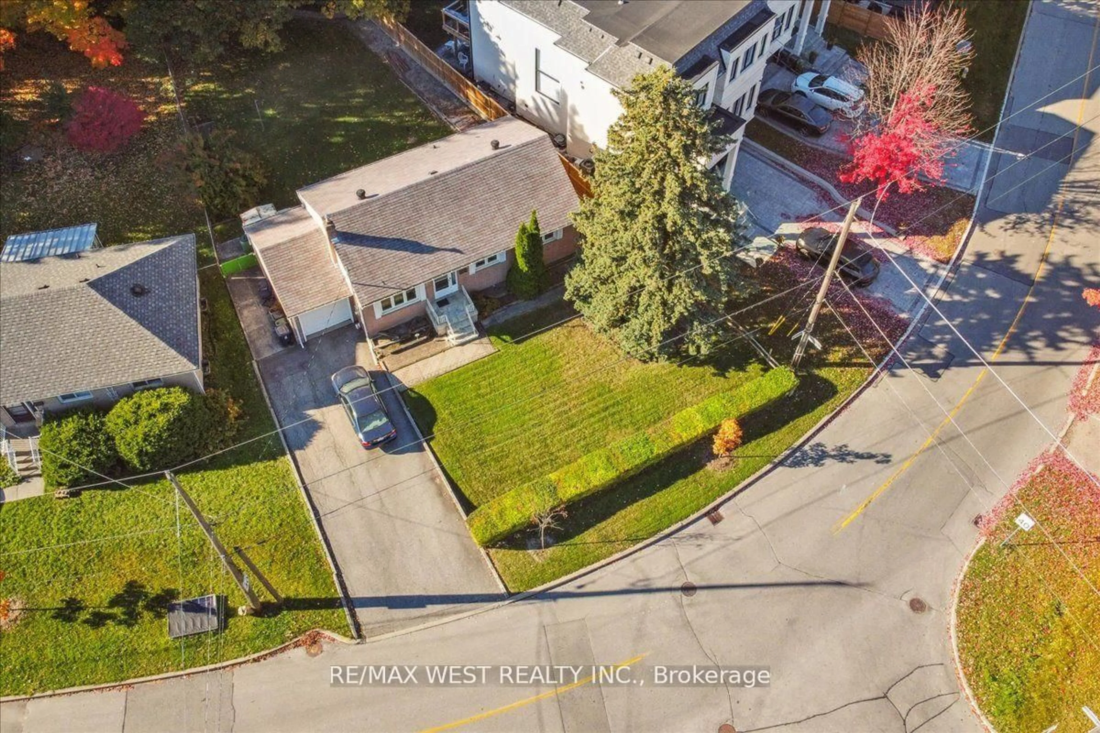A pic from outside/outdoor area/front of a property/back of a property/a pic from drone, street for 163 Newton Dr, Toronto Ontario M2M 2N6