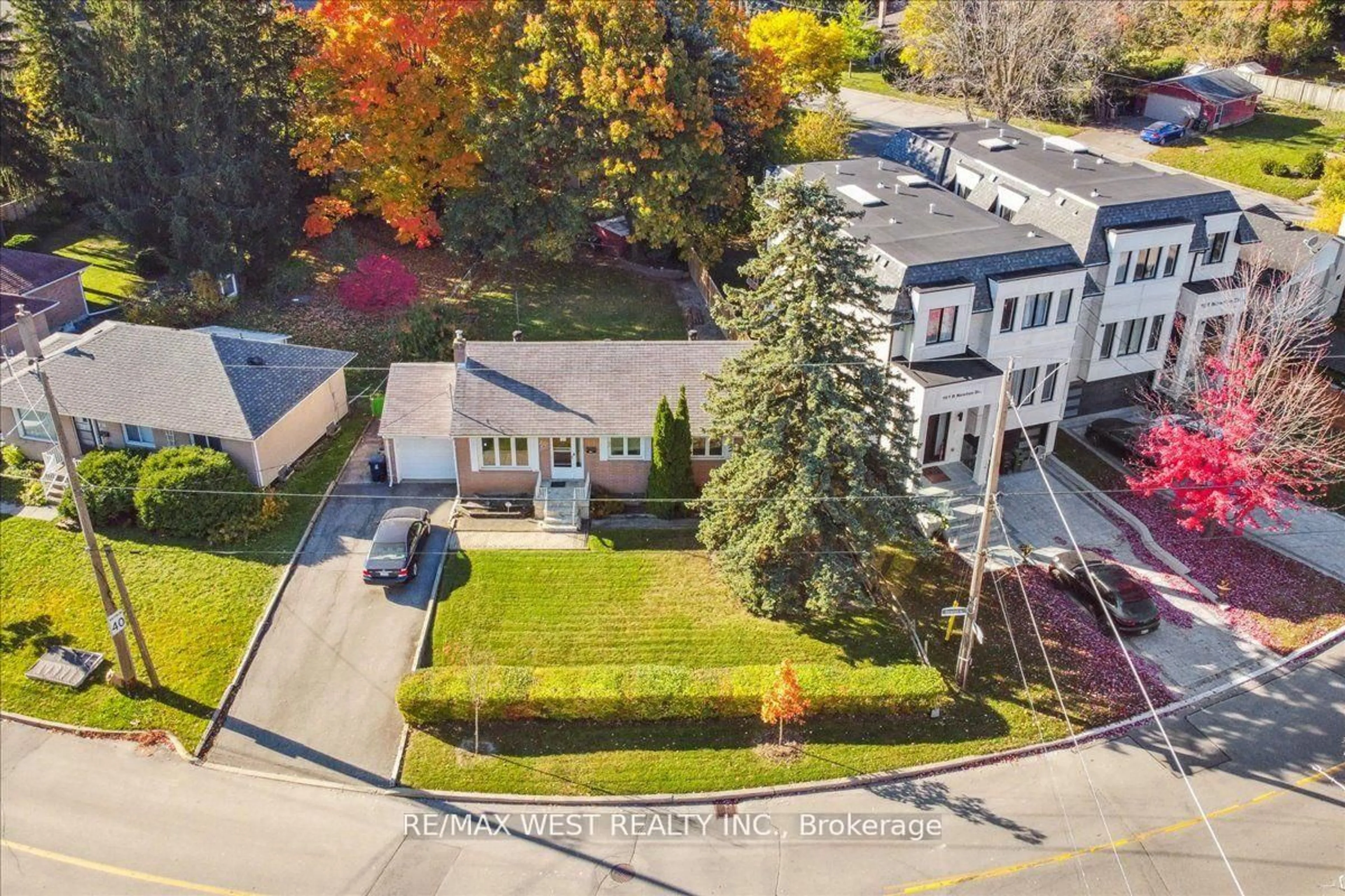 A pic from outside/outdoor area/front of a property/back of a property/a pic from drone, street for 163 Newton Dr, Toronto Ontario M2M 2N6