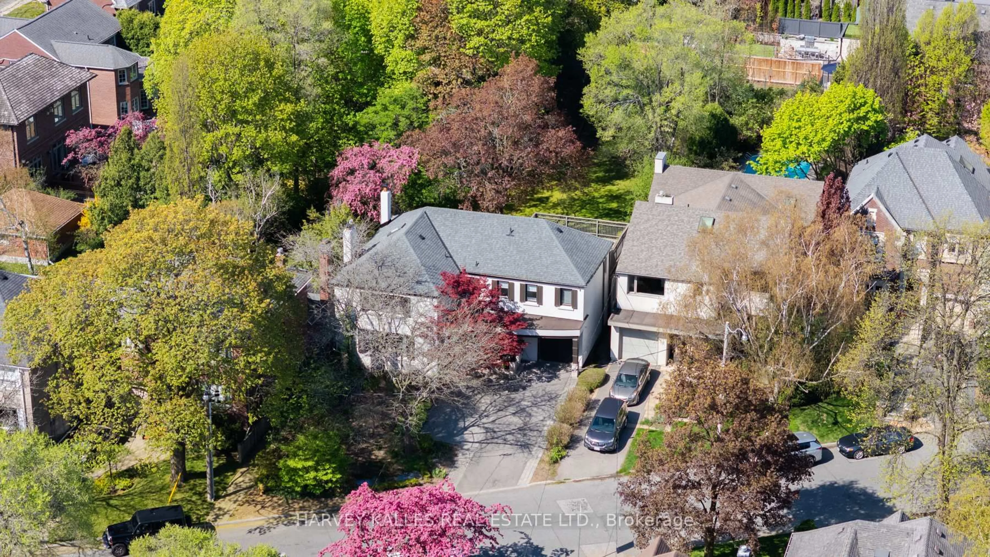 A pic from outside/outdoor area/front of a property/back of a property/a pic from drone, street for 16 Coldstream Ave, Toronto Ontario M5N 1X6