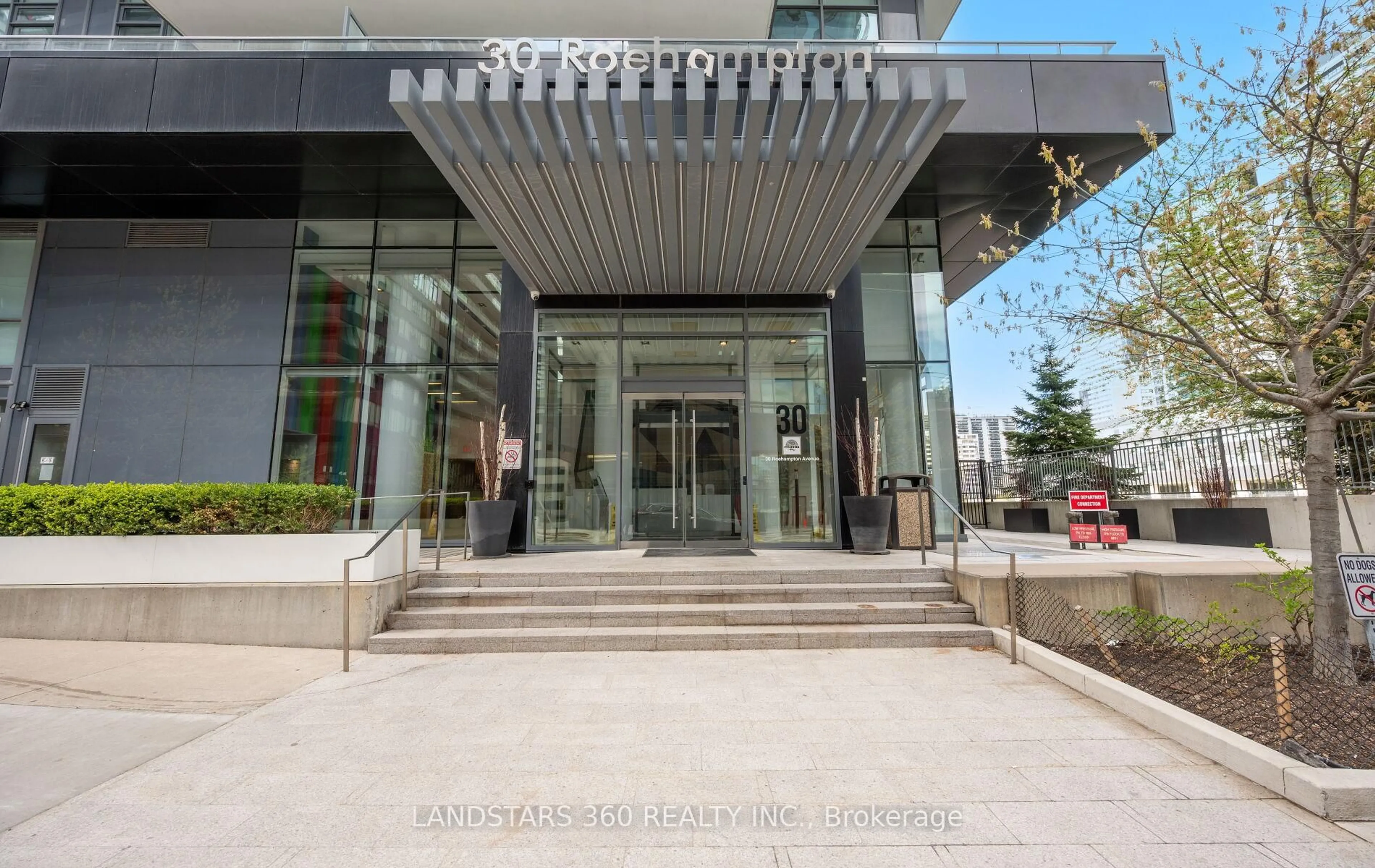 Indoor foyer for 30 Roehampton Ave #2204, Toronto Ontario M4P 0B9