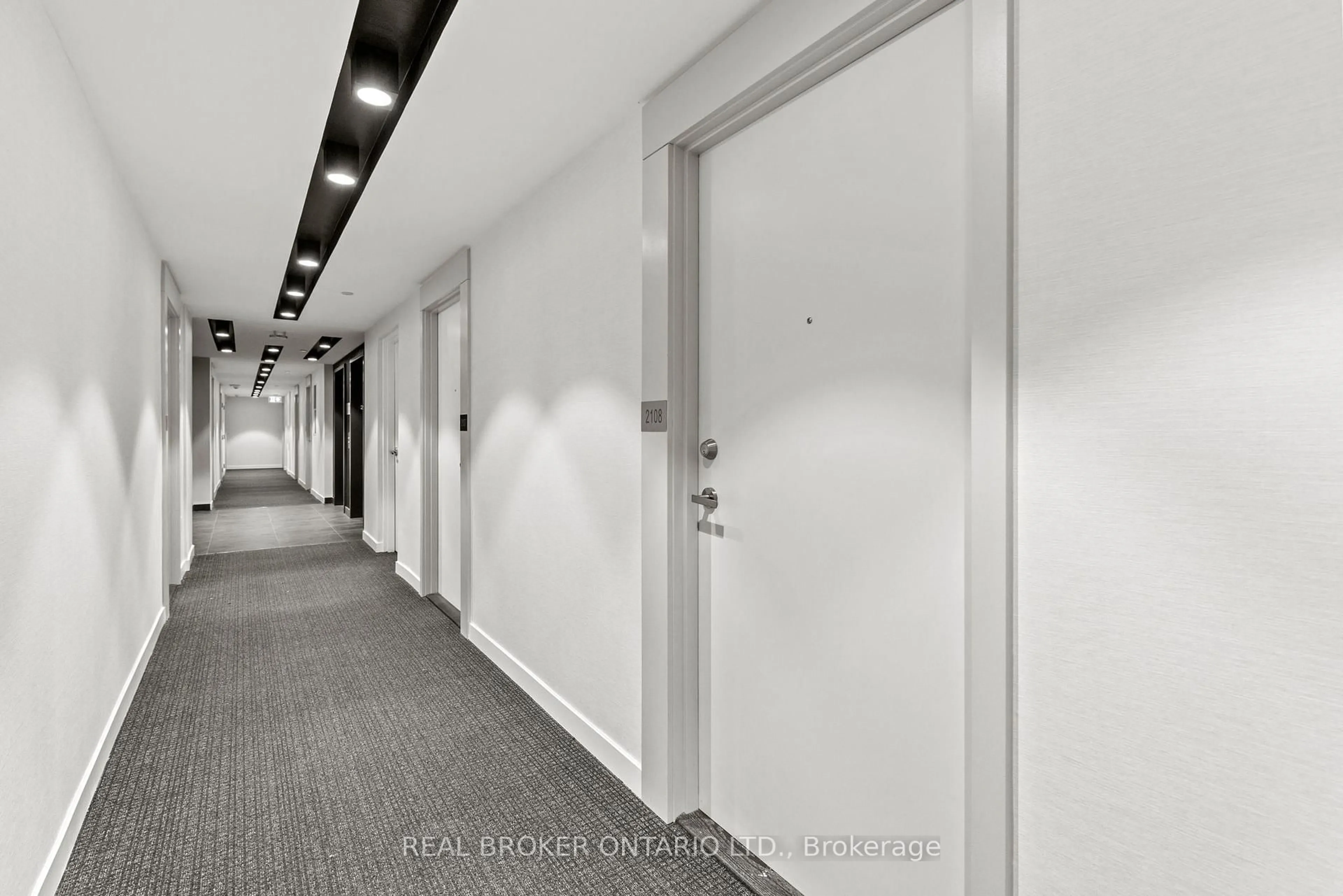 Indoor foyer for 99 Broadway Ave #2108, Toronto Ontario M4P 0E3