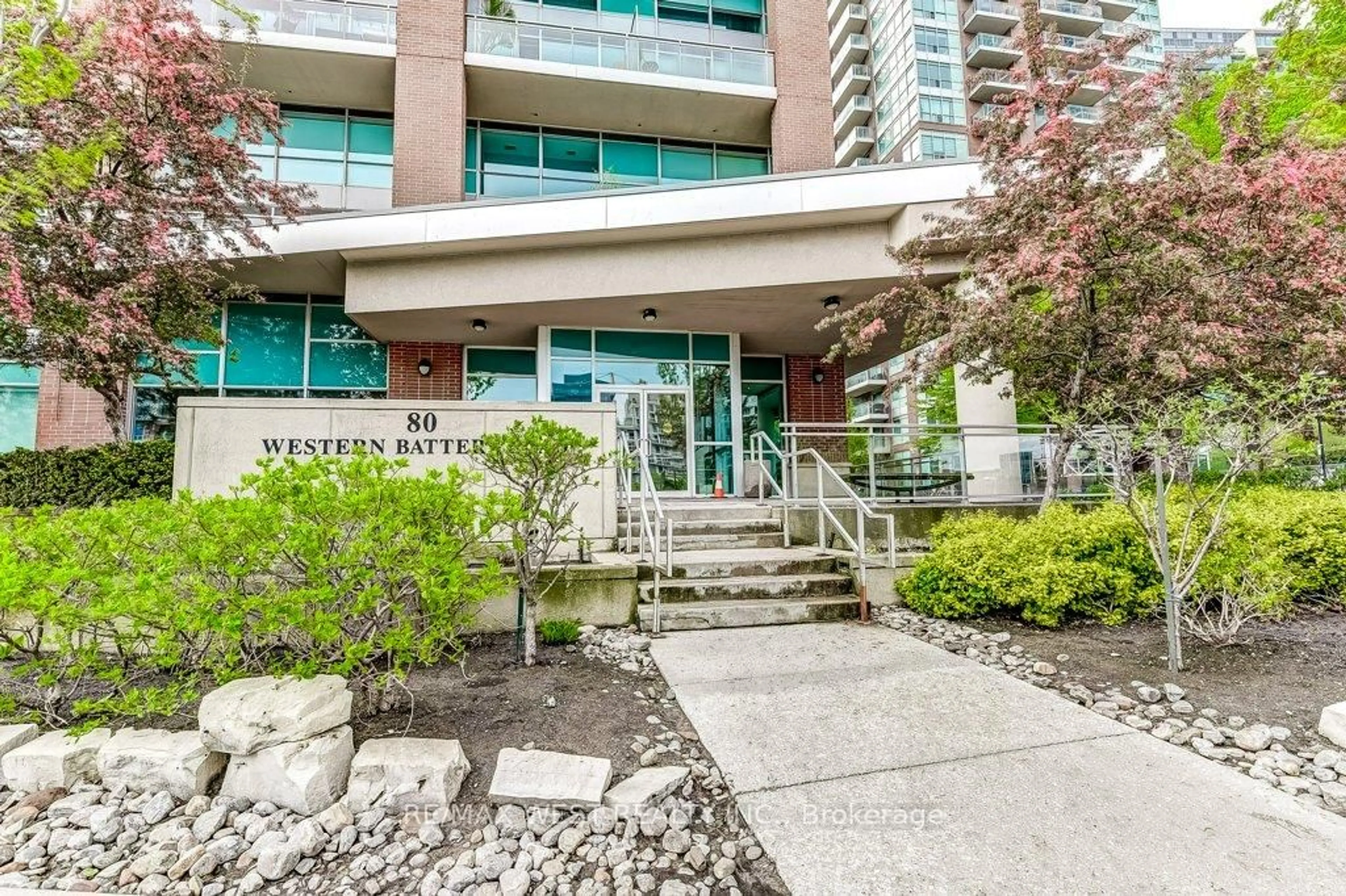Indoor foyer for 80 Western Battery Rd #2206, Toronto Ontario M6K 3S1