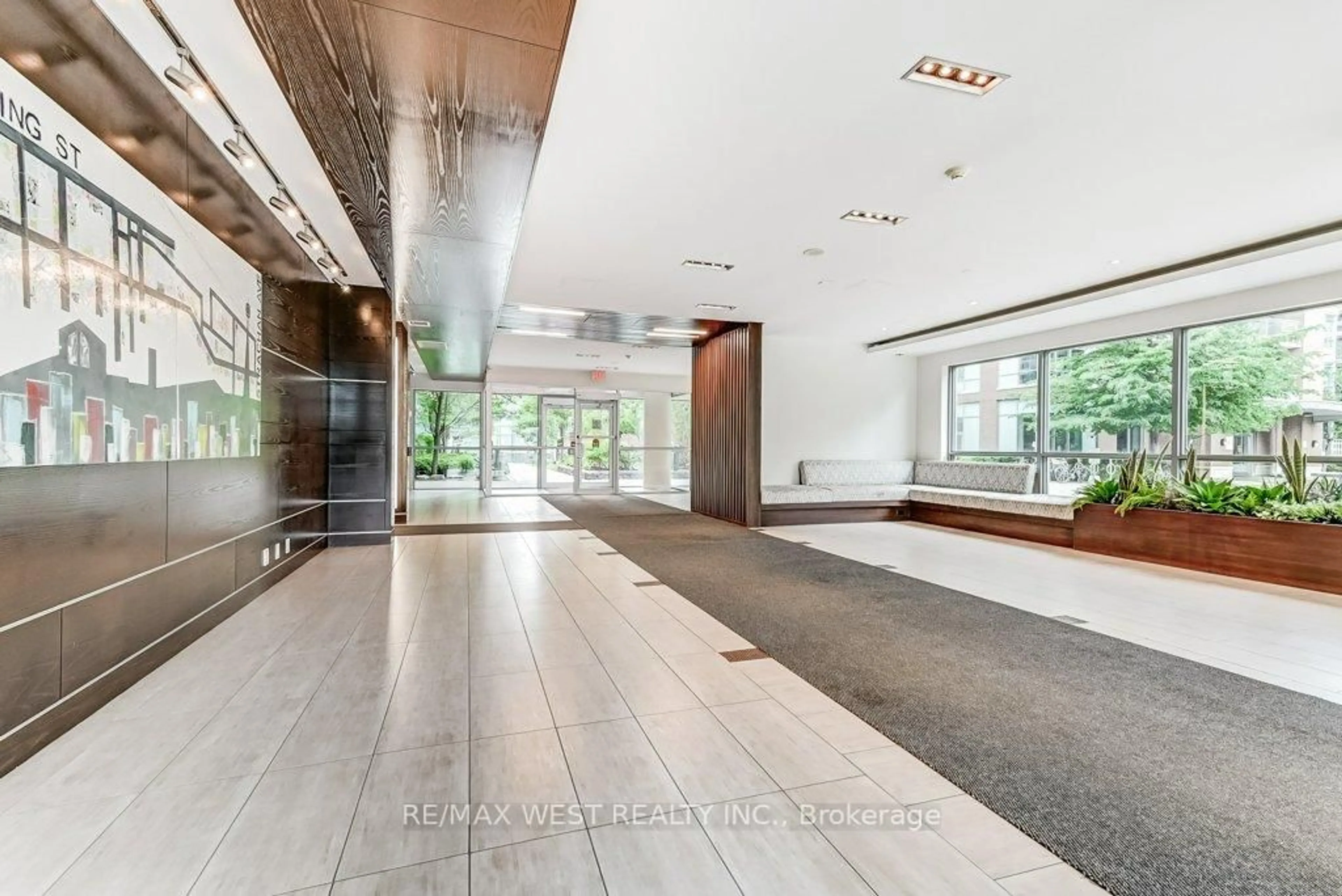 Indoor foyer for 80 Western Battery Rd #2206, Toronto Ontario M6K 3S1
