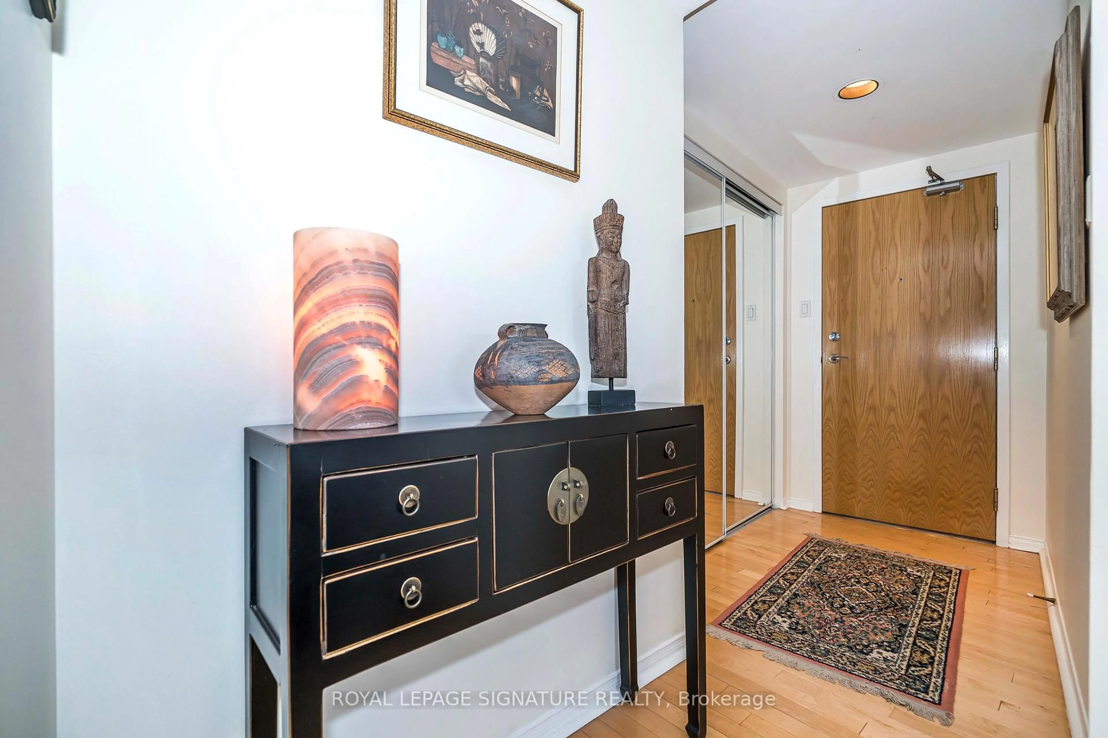 Indoor entryway for 99 Harbour Sq #1812, Toronto Ontario M5J 2H2