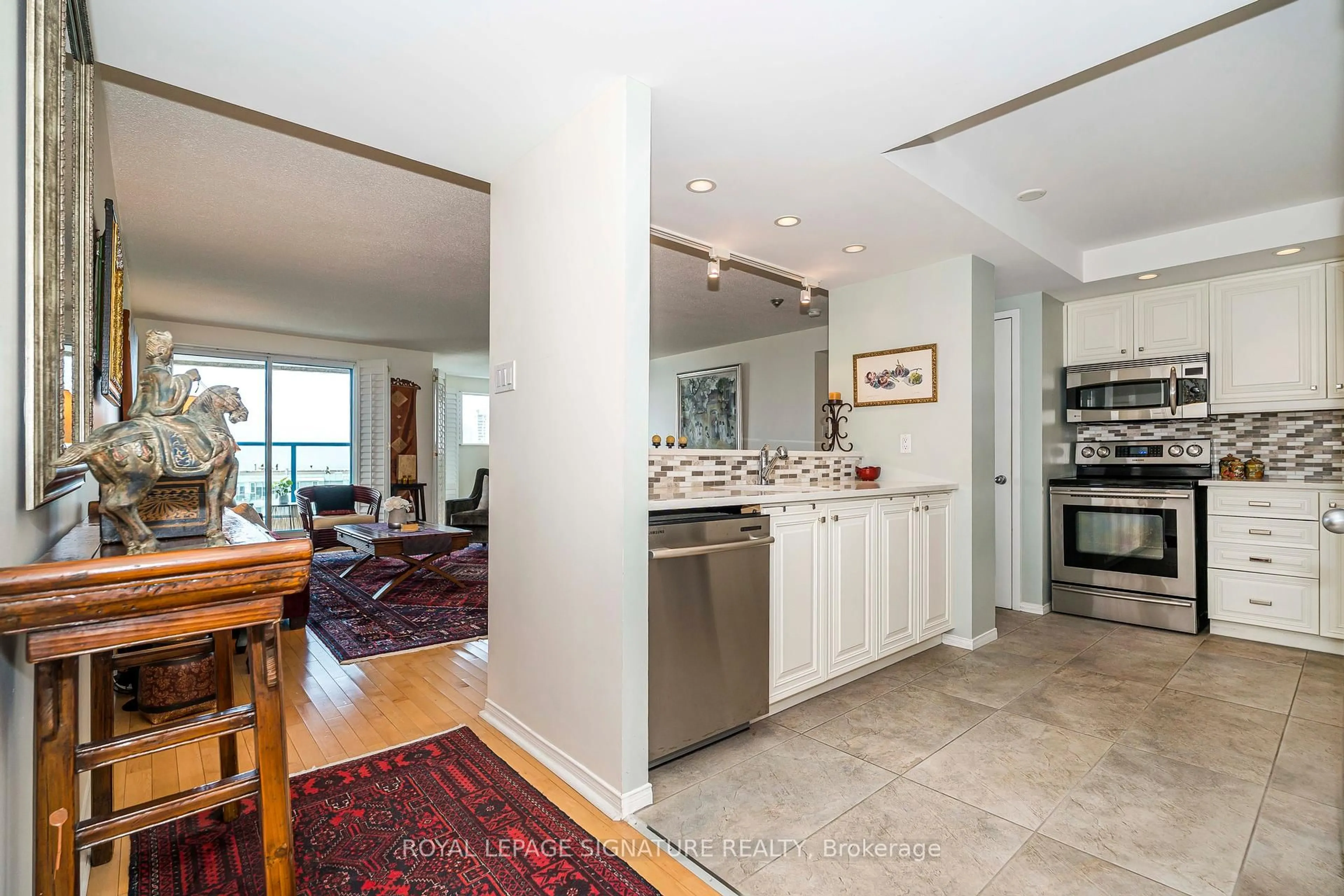 Open concept kitchen, ceramic/tile floor for 99 Harbour Sq #1812, Toronto Ontario M5J 2H2