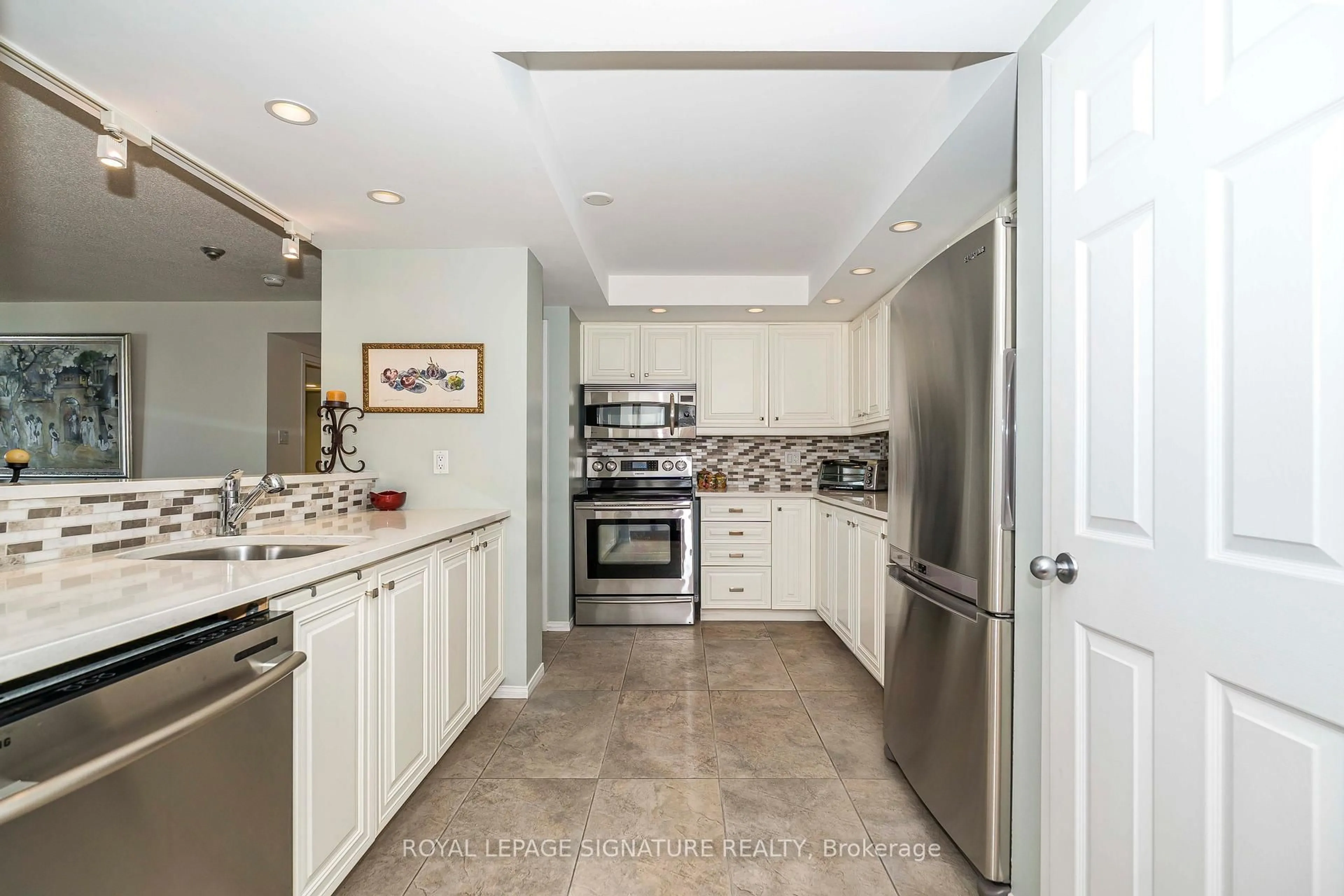 Open concept kitchen, ceramic/tile floor for 99 Harbour Sq #1812, Toronto Ontario M5J 2H2
