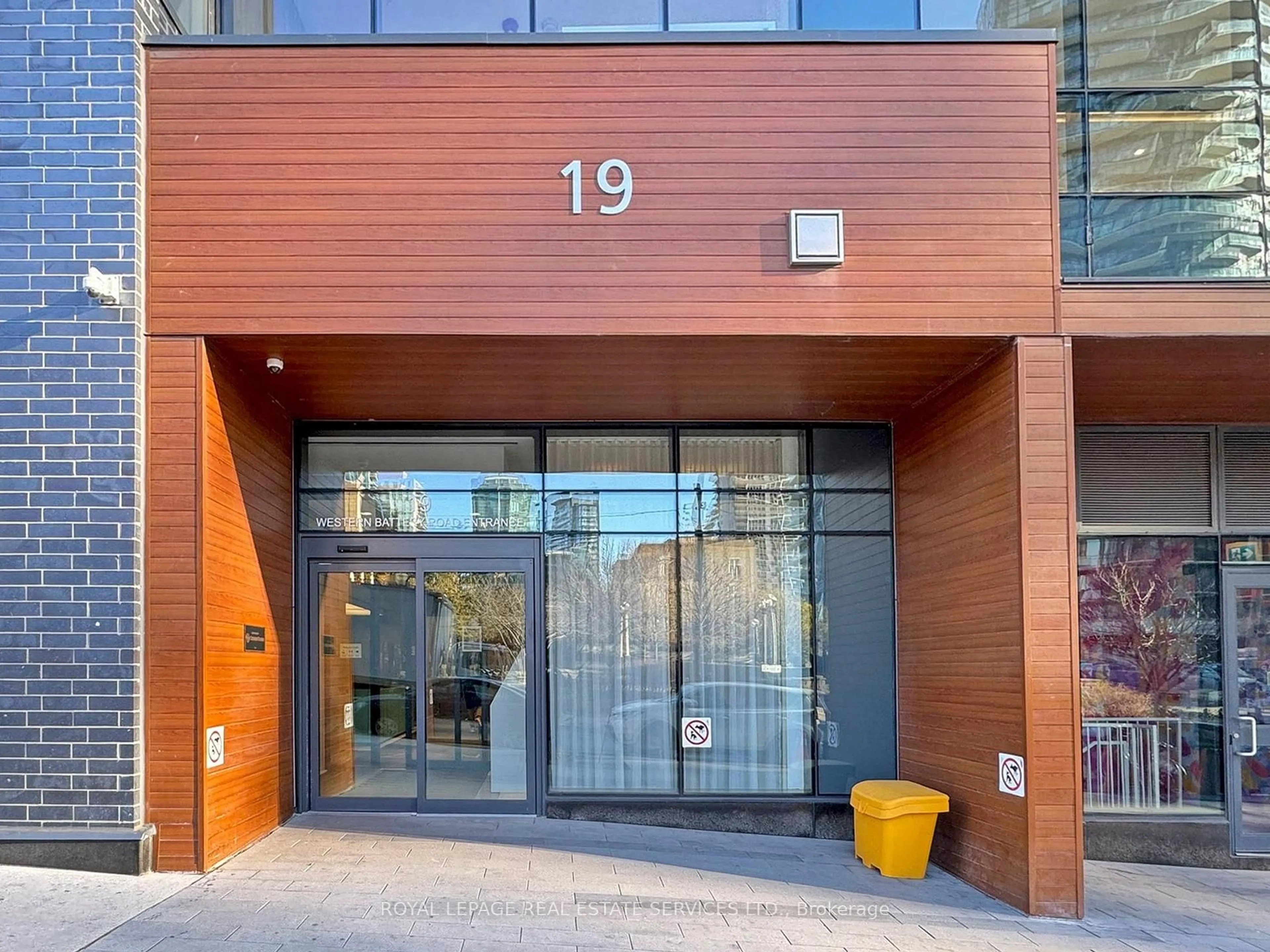 Indoor foyer for 19 Western Battery Rd #2219, Toronto Ontario M6K 3S4