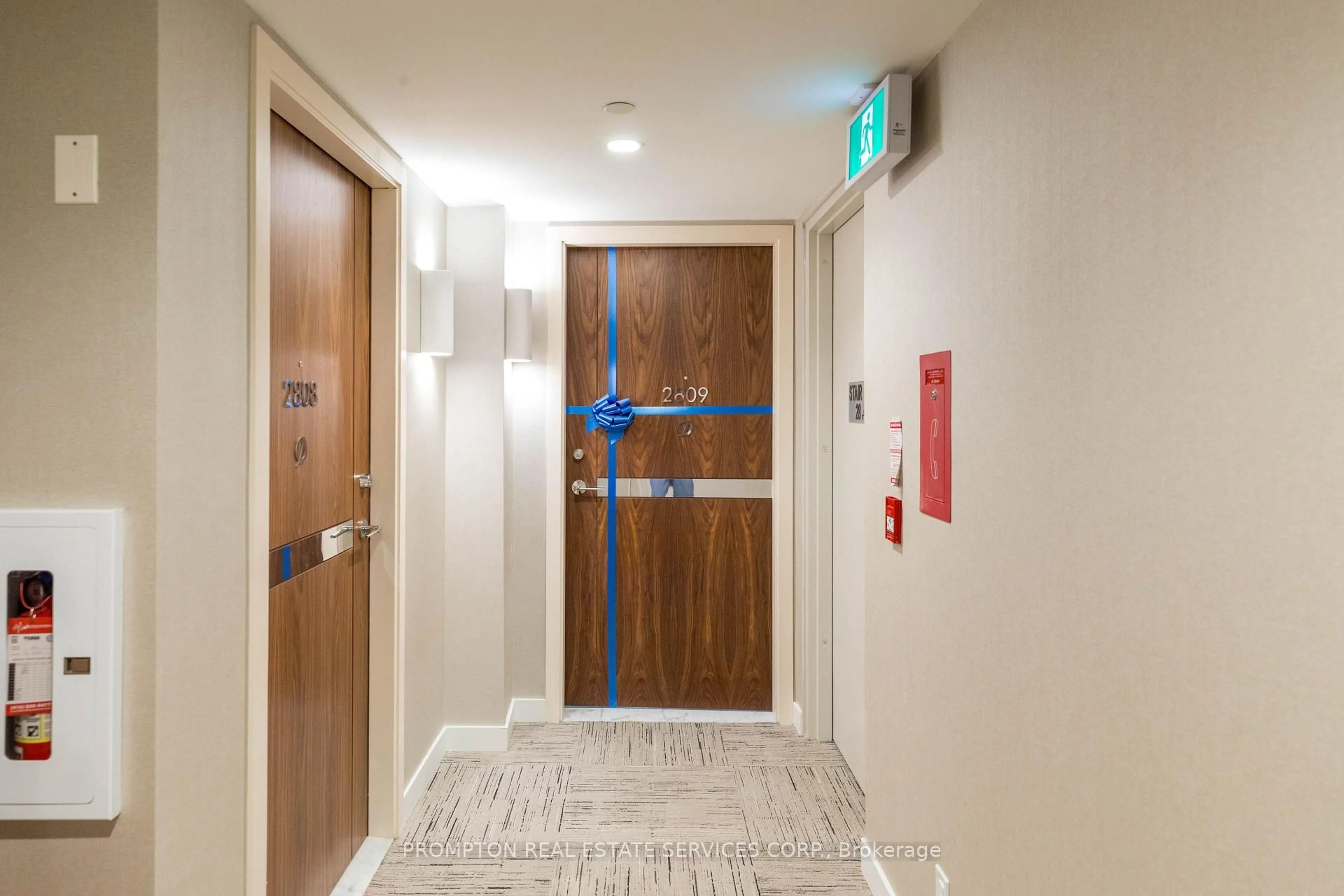 Indoor foyer for 27 Mcmahon Dr #2809, Toronto Ontario M2K 0J2