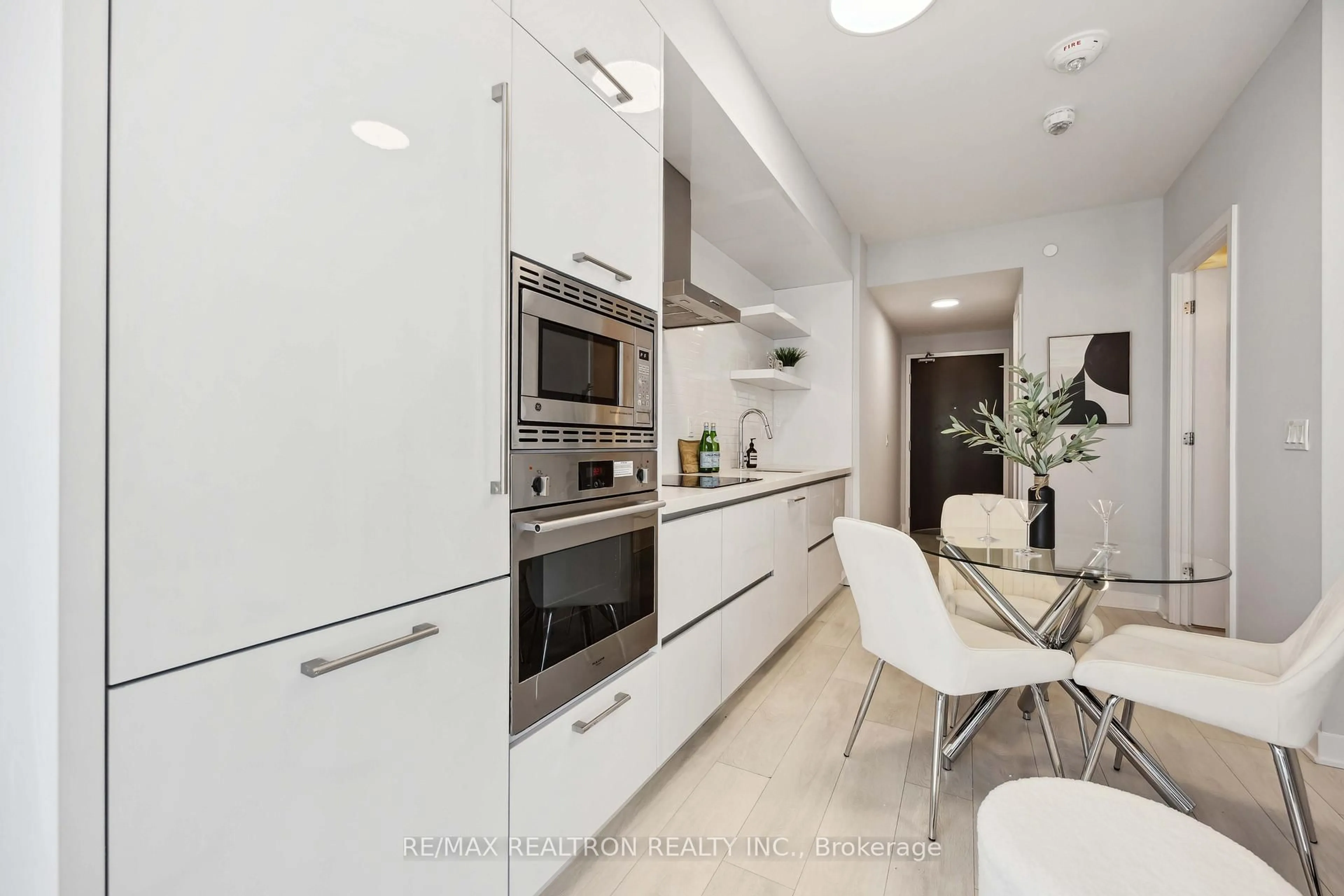 Contemporary kitchen, unknown for 2221 Yonge St #4606, Toronto Ontario M4S 0B8