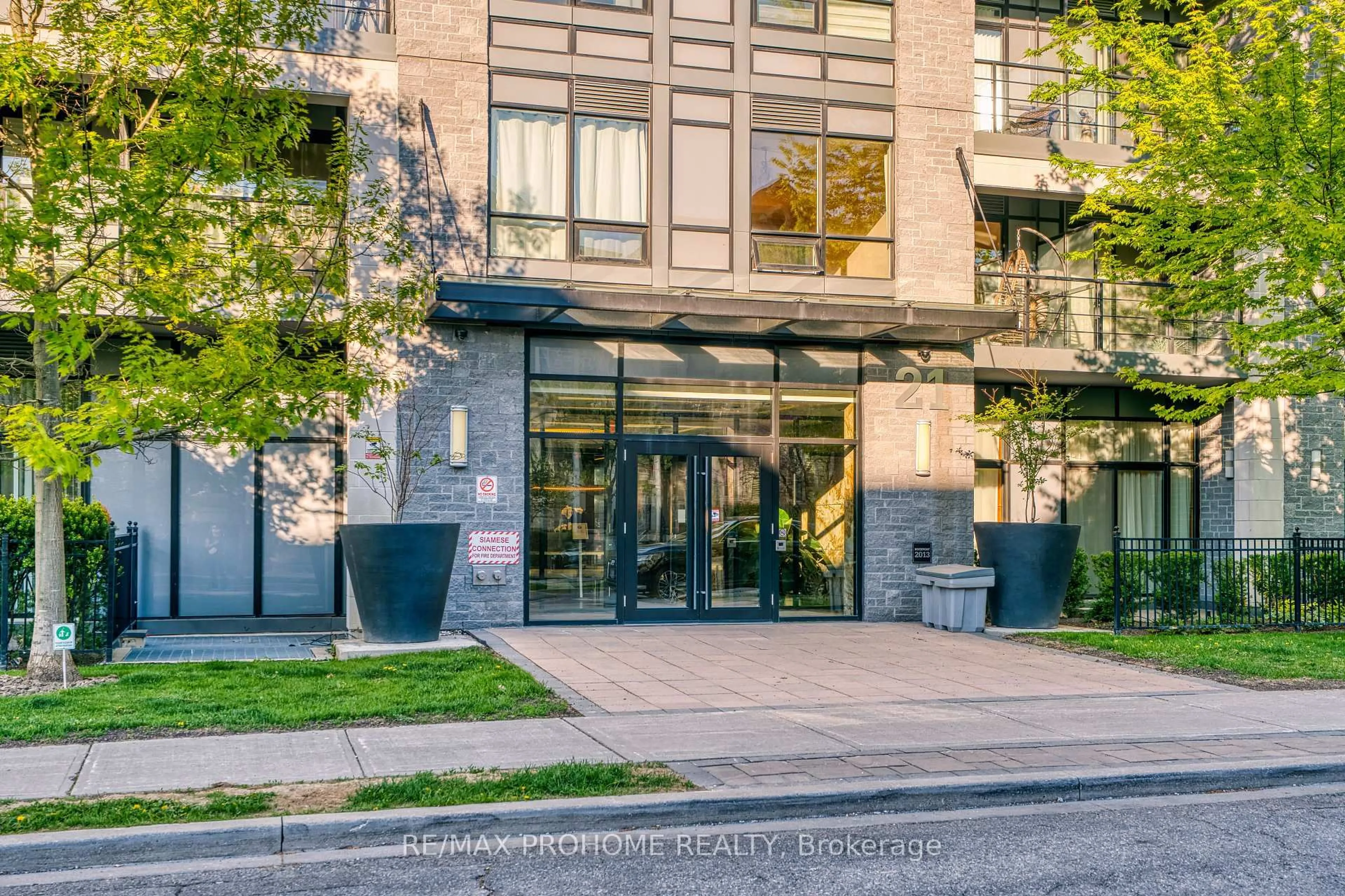 Indoor foyer for 21 Clairtrell Rd #213, Toronto Ontario M2N 5J7