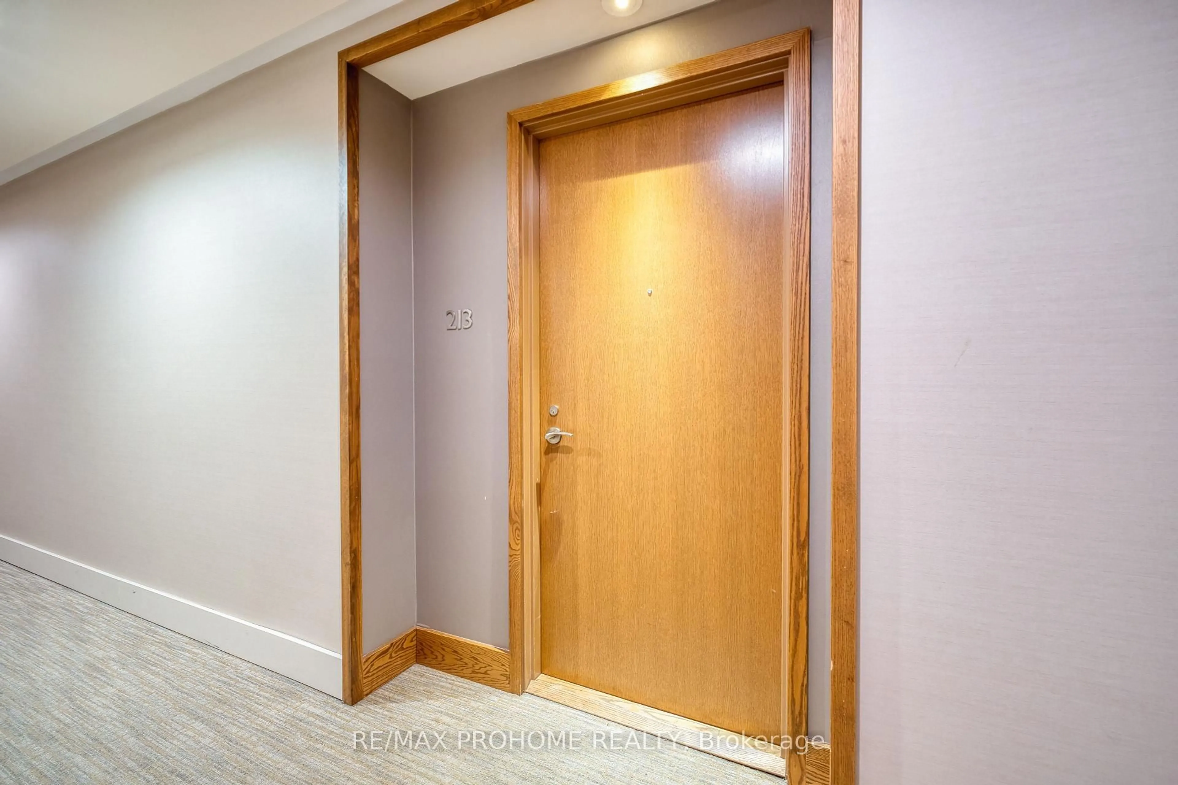 Indoor foyer for 21 Clairtrell Rd #213, Toronto Ontario M2N 5J7