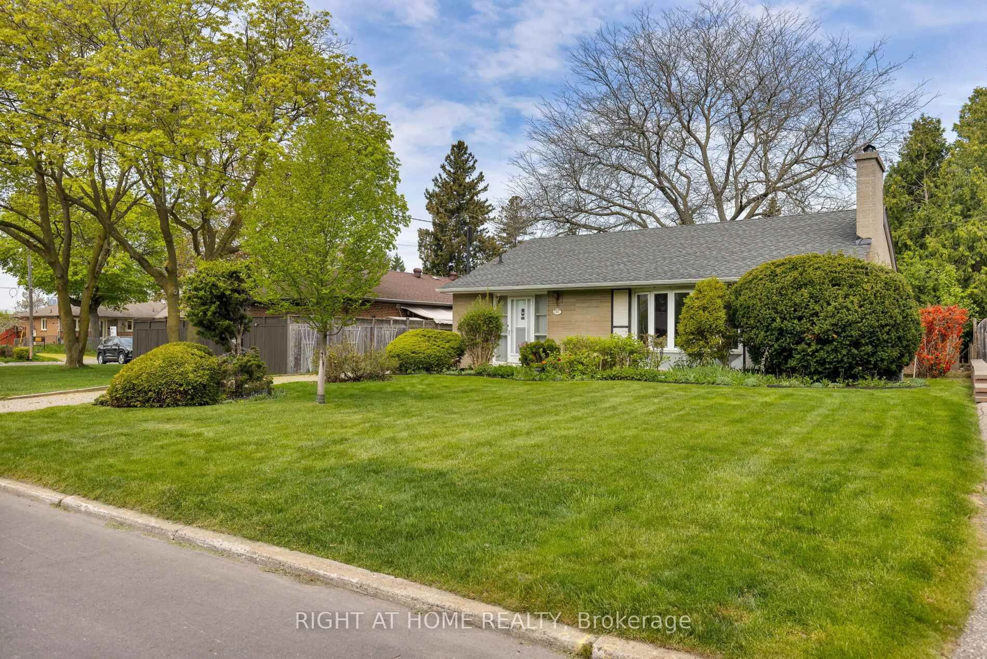 Unknown for 24 Pitcairn Cres, Toronto Ontario M4A 1P4