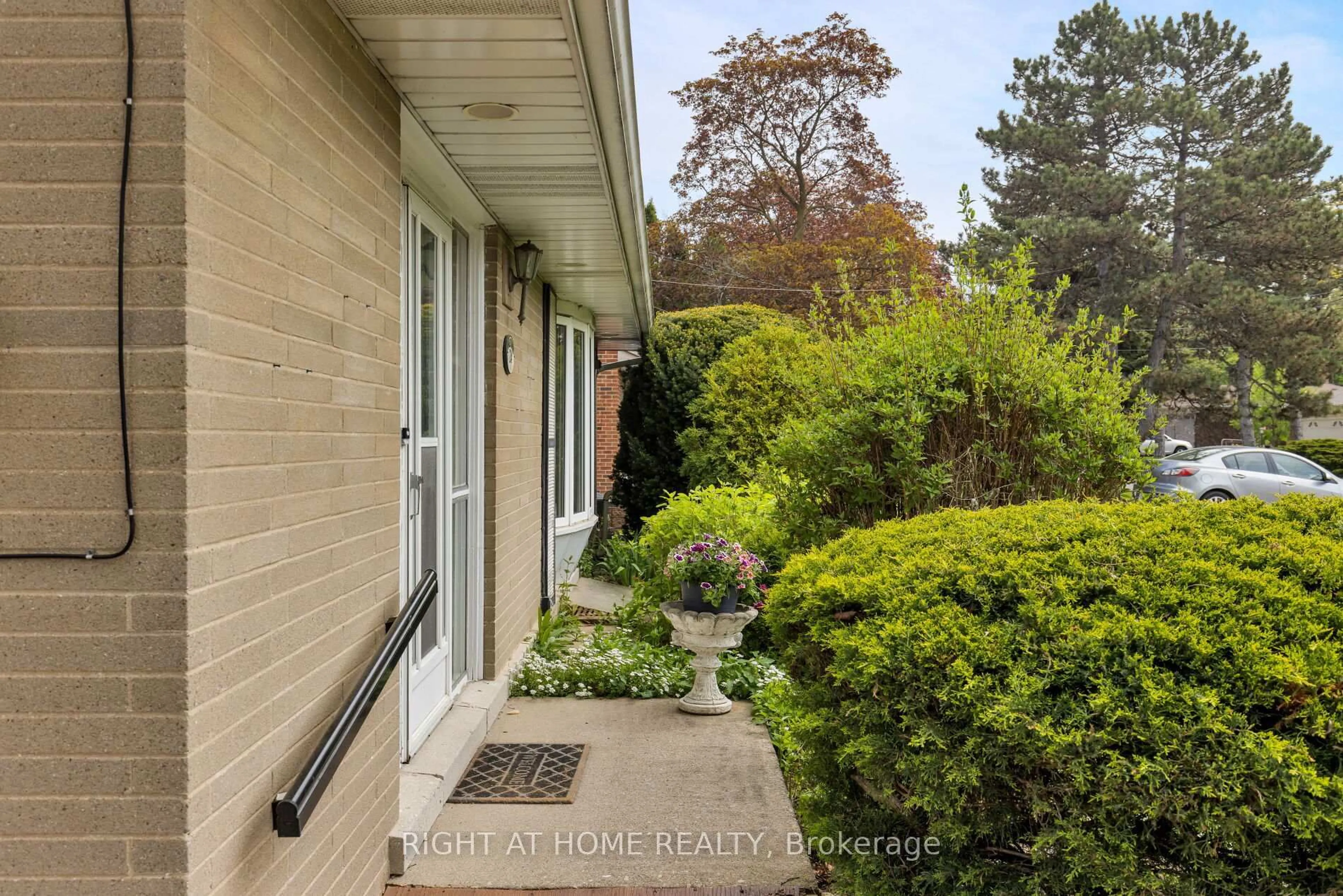 Unknown for 24 Pitcairn Cres, Toronto Ontario M4A 1P4