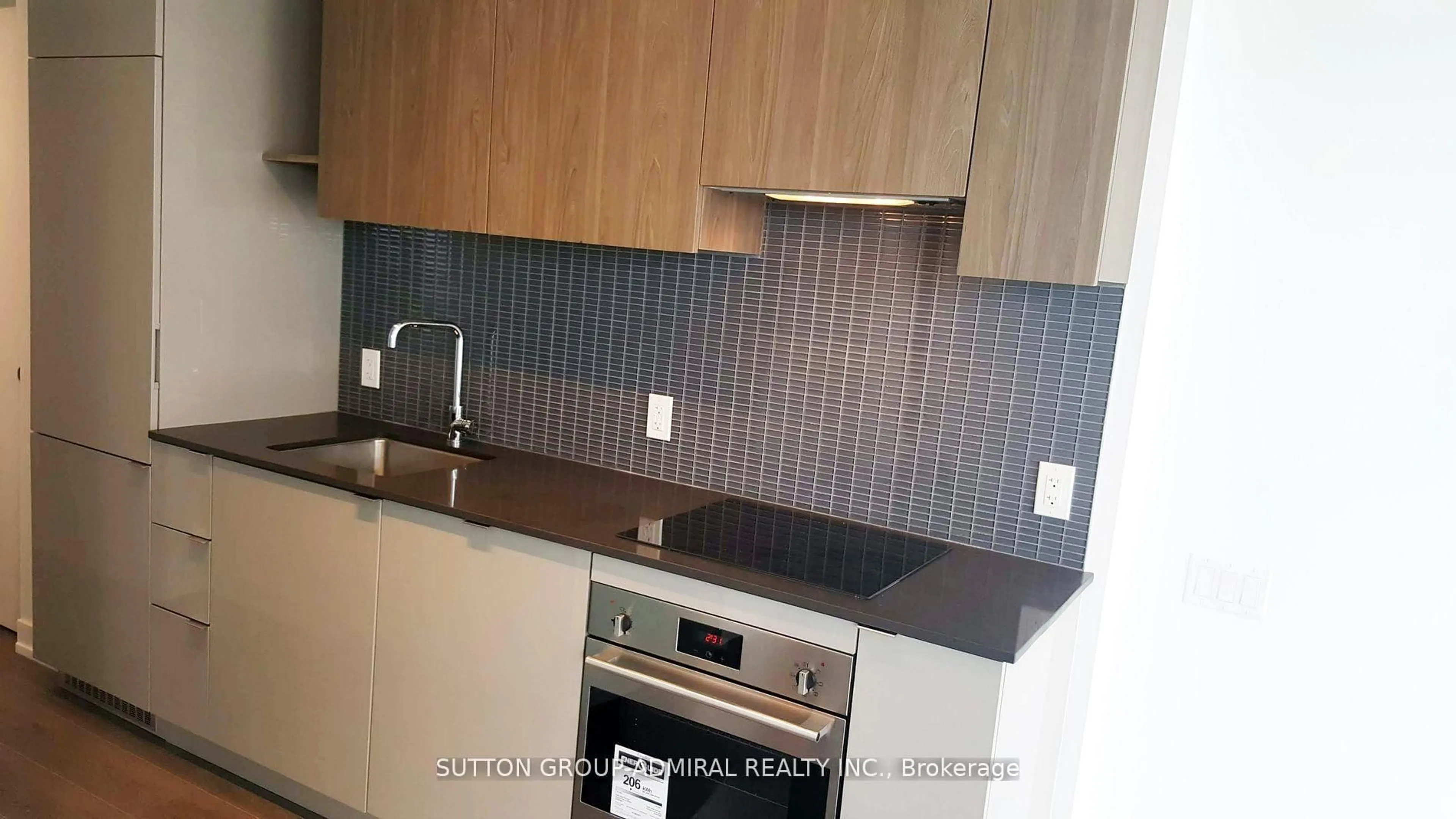 Standard kitchen, wood/laminate floor for 161 Roehampton Ave #3505, Toronto Ontario M4P 0C8