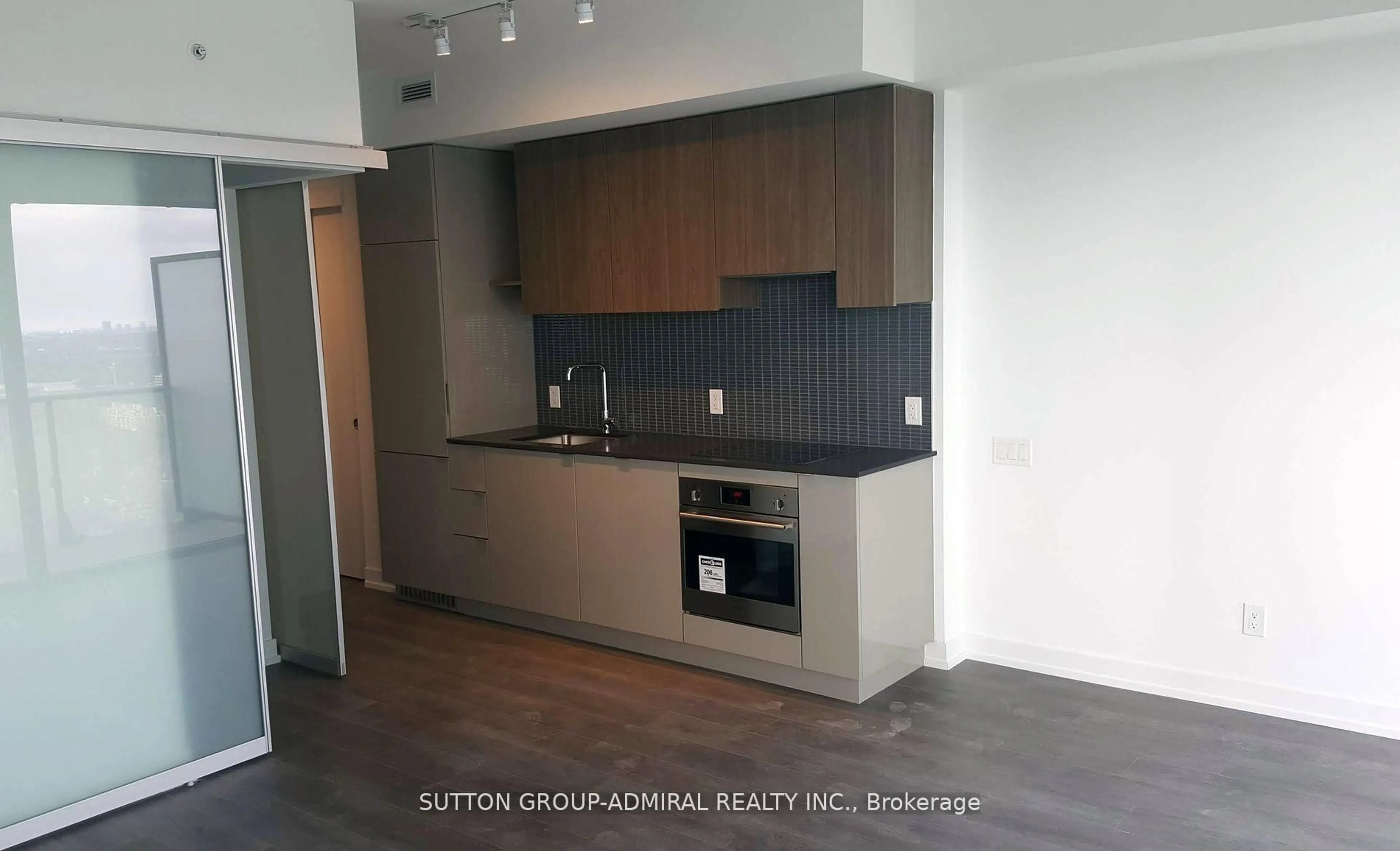 Standard kitchen, wood/laminate floor for 161 Roehampton Ave #3505, Toronto Ontario M4P 0C8