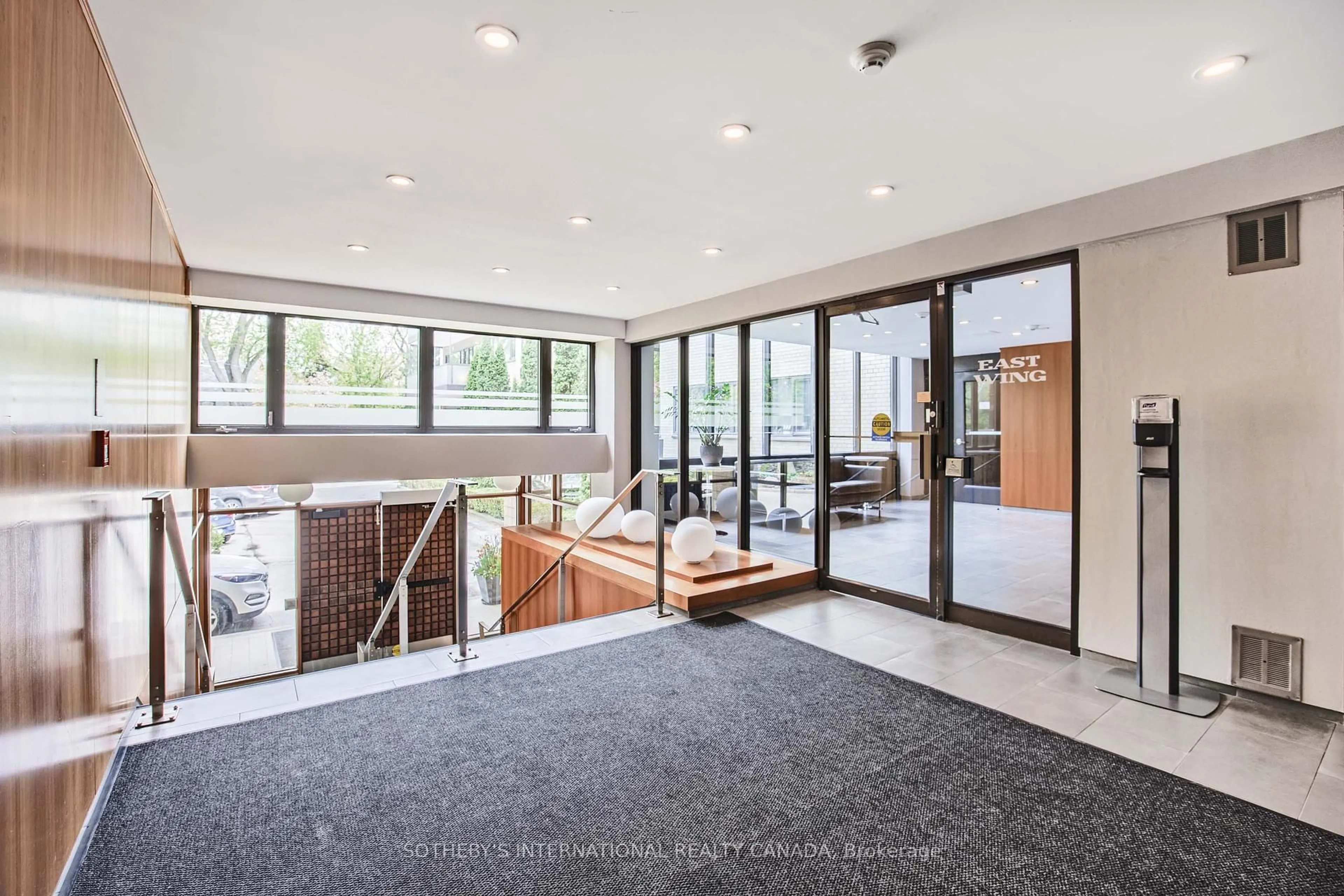 Indoor foyer for 16 Rosedale Rd #615, Toronto Ontario M4W 2P4