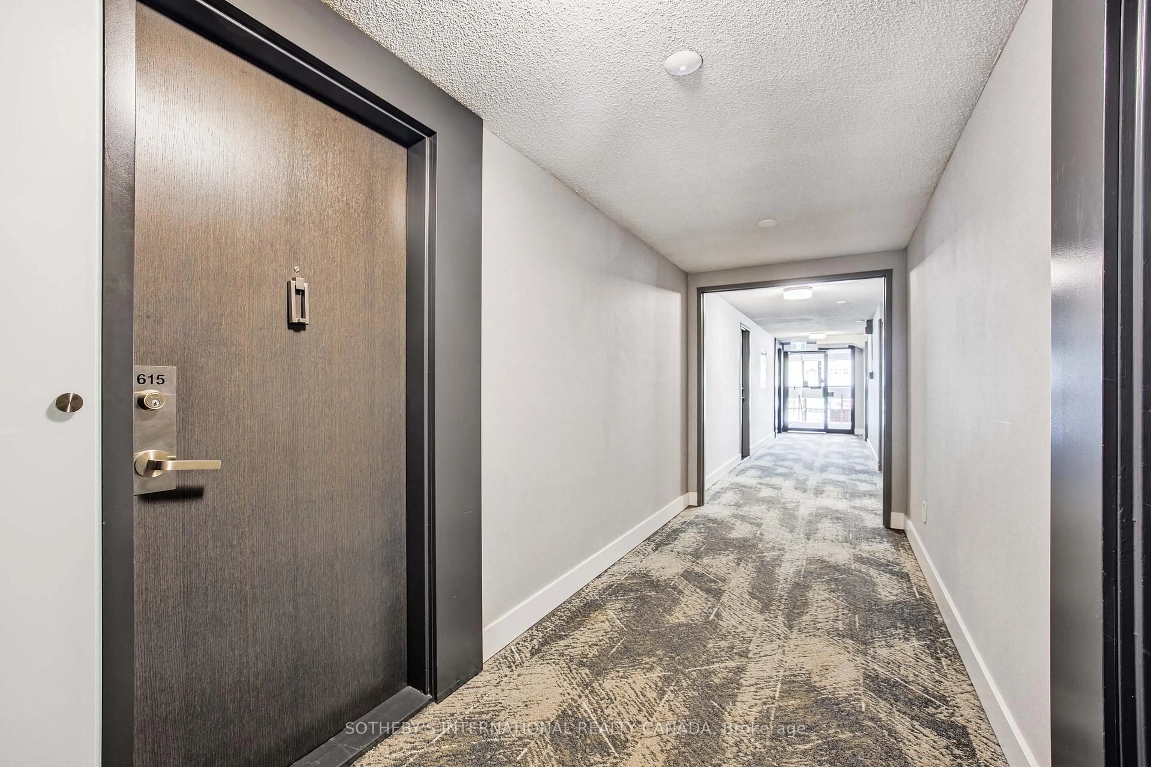 Indoor foyer for 16 Rosedale Rd #615, Toronto Ontario M4W 2P4