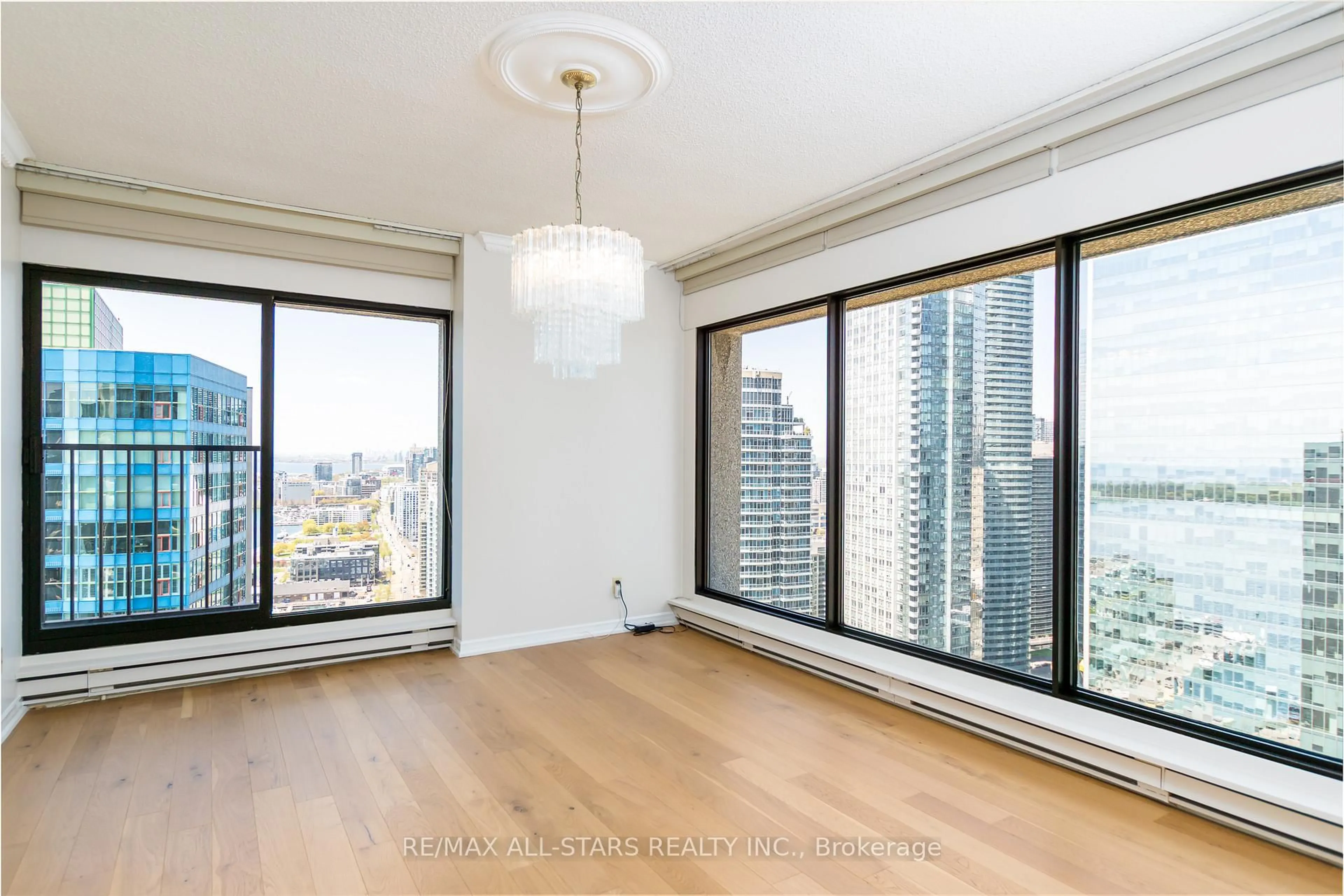 A pic of a room for 55 Harbour Sq #3617, Toronto Ontario M5J 2L1