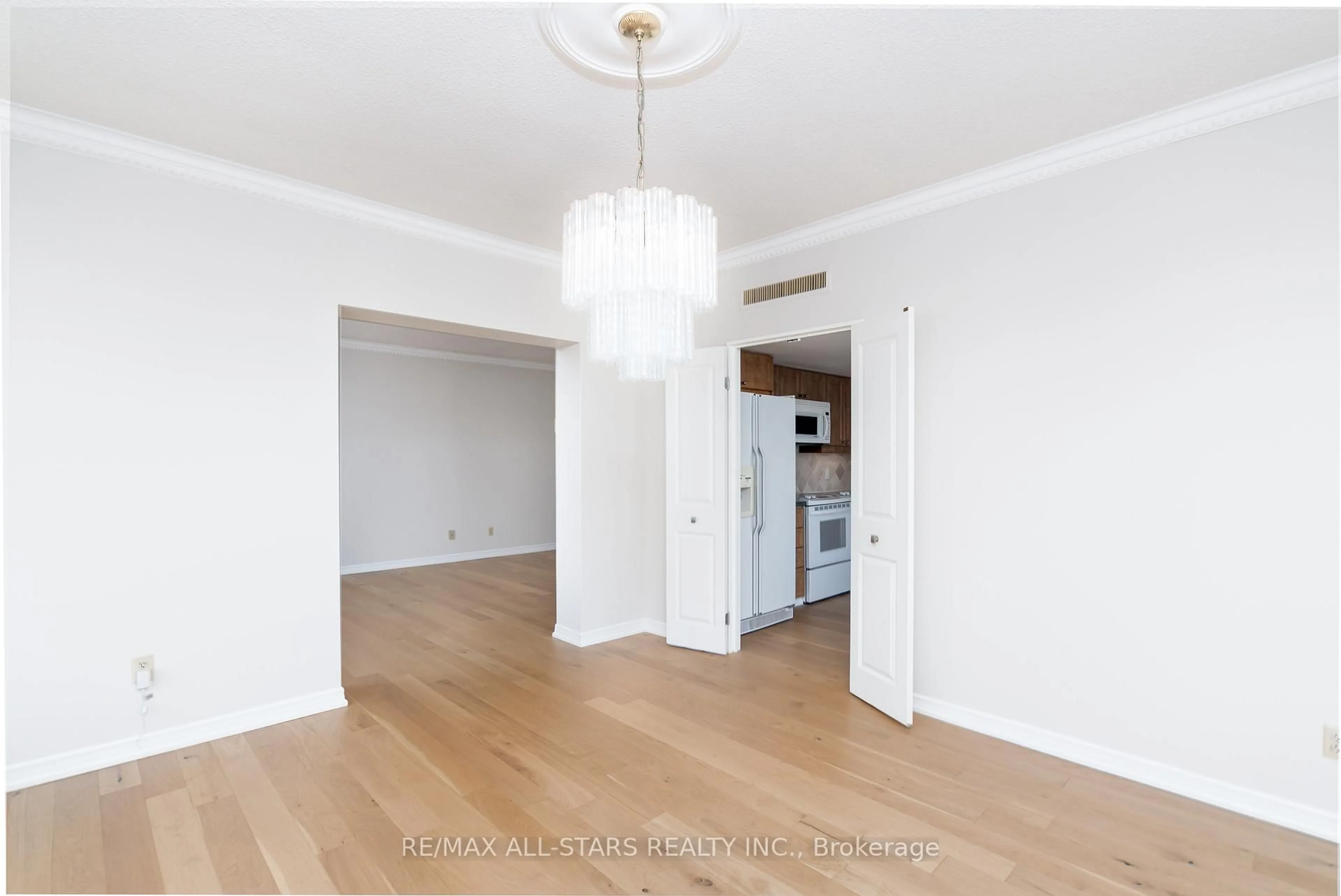 A pic of a room for 55 Harbour Sq #3617, Toronto Ontario M5J 2L1
