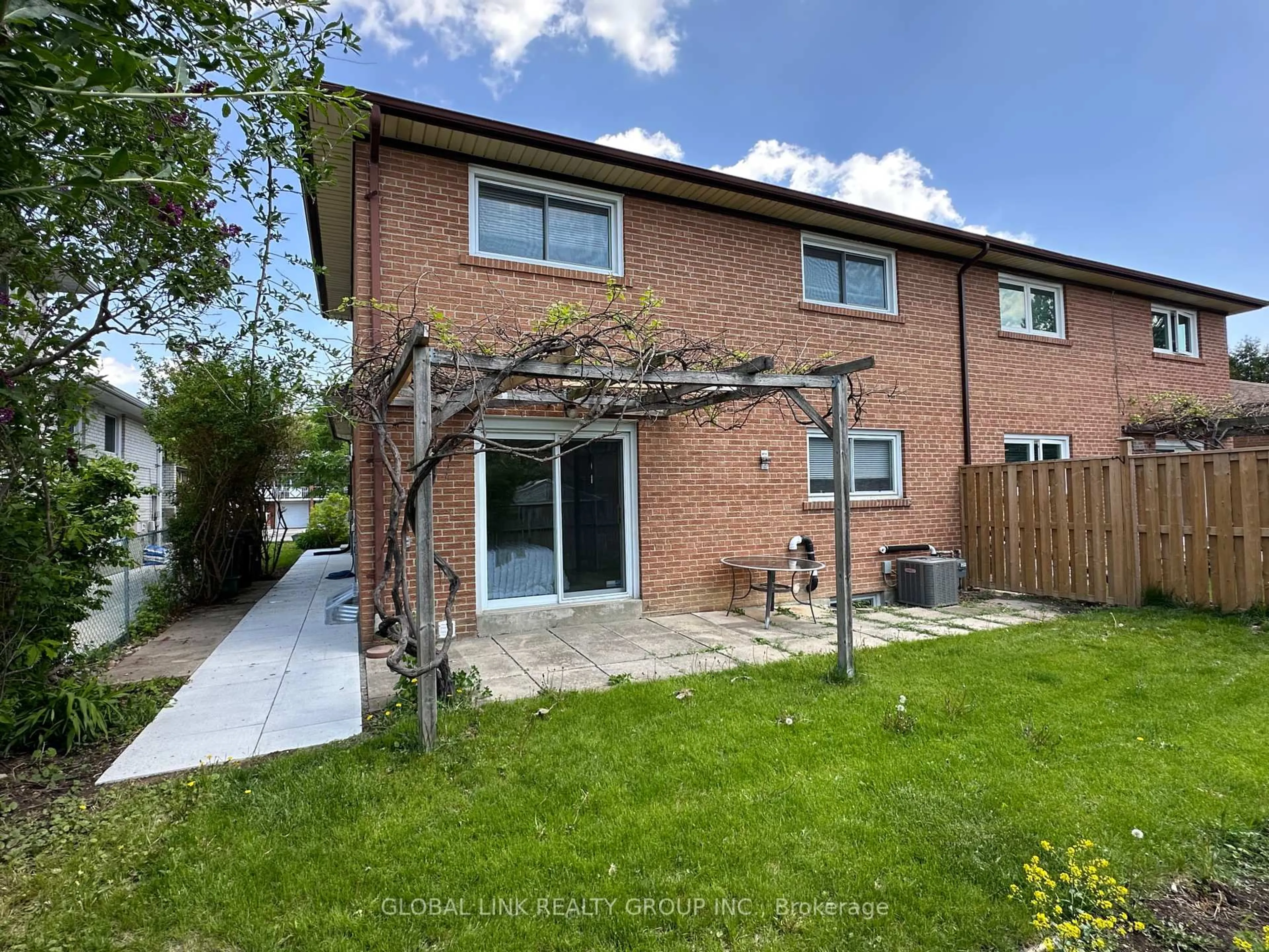 A pic from outside/outdoor area/front of a property/back of a property/a pic from drone, street for 102 Mintwood Dr, Toronto Ontario M2M 3A8