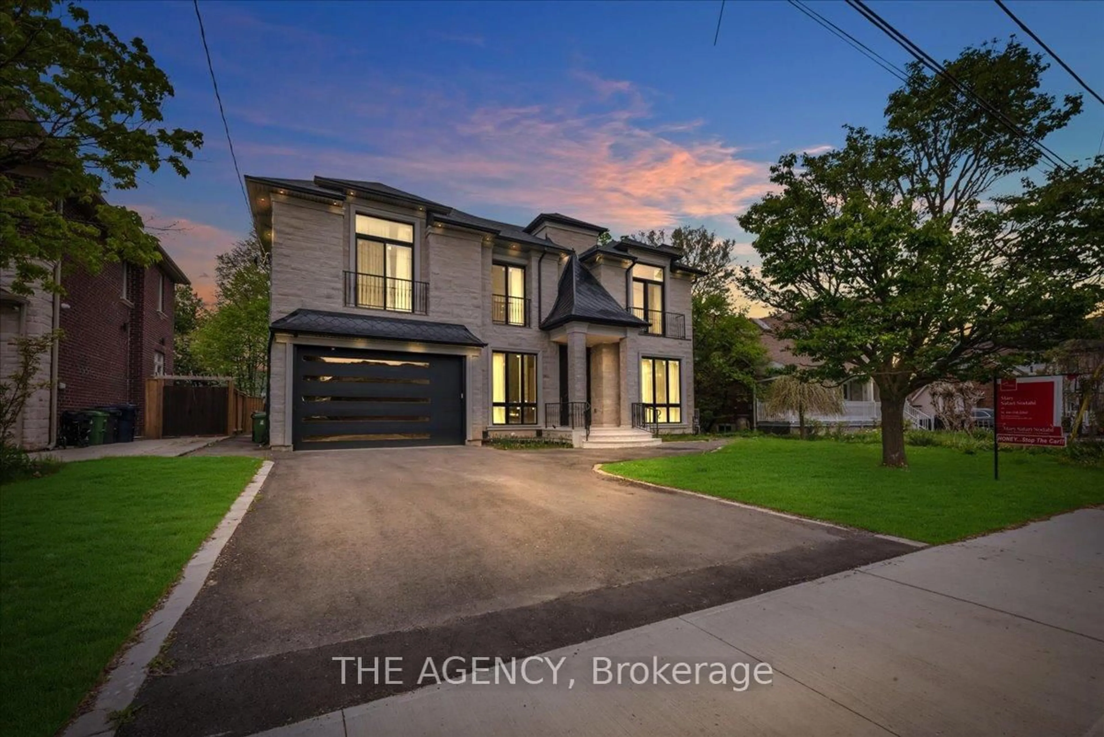 A pic from outside/outdoor area/front of a property/back of a property/a pic from drone, street for 32 Devondale Ave, Toronto Ontario M2R 2E2