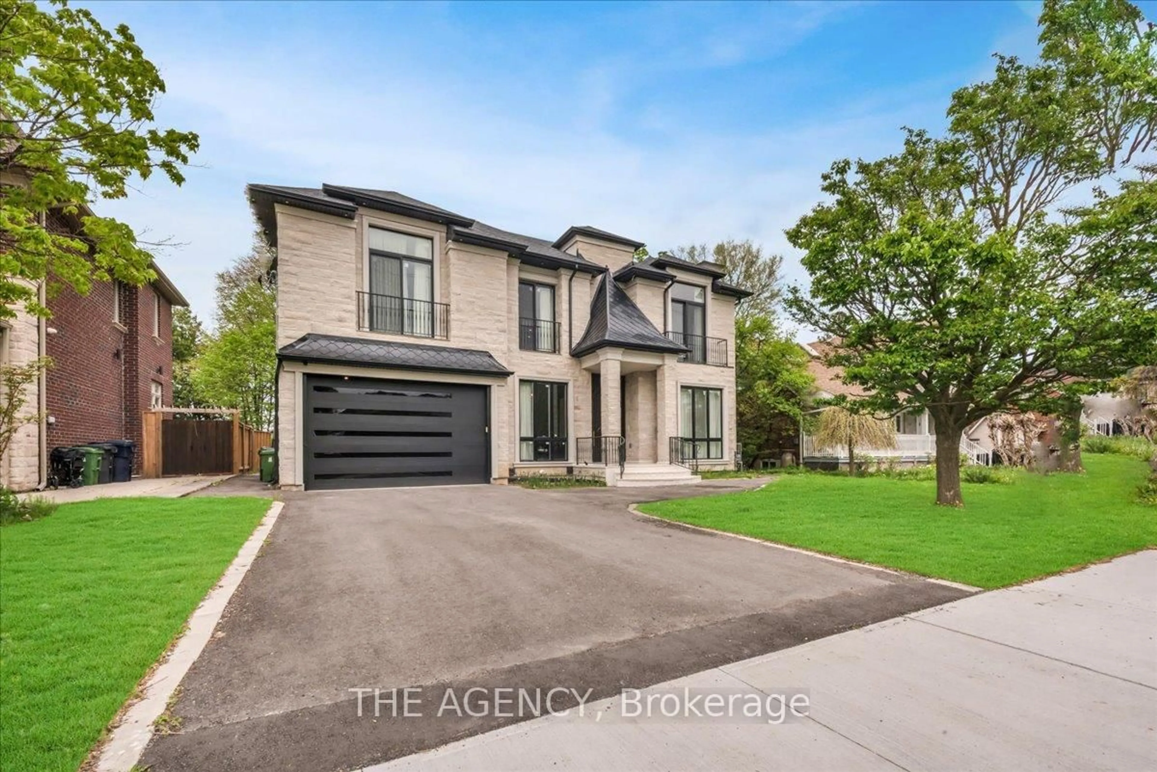 A pic from outside/outdoor area/front of a property/back of a property/a pic from drone, street for 32 Devondale Ave, Toronto Ontario M2R 2E2