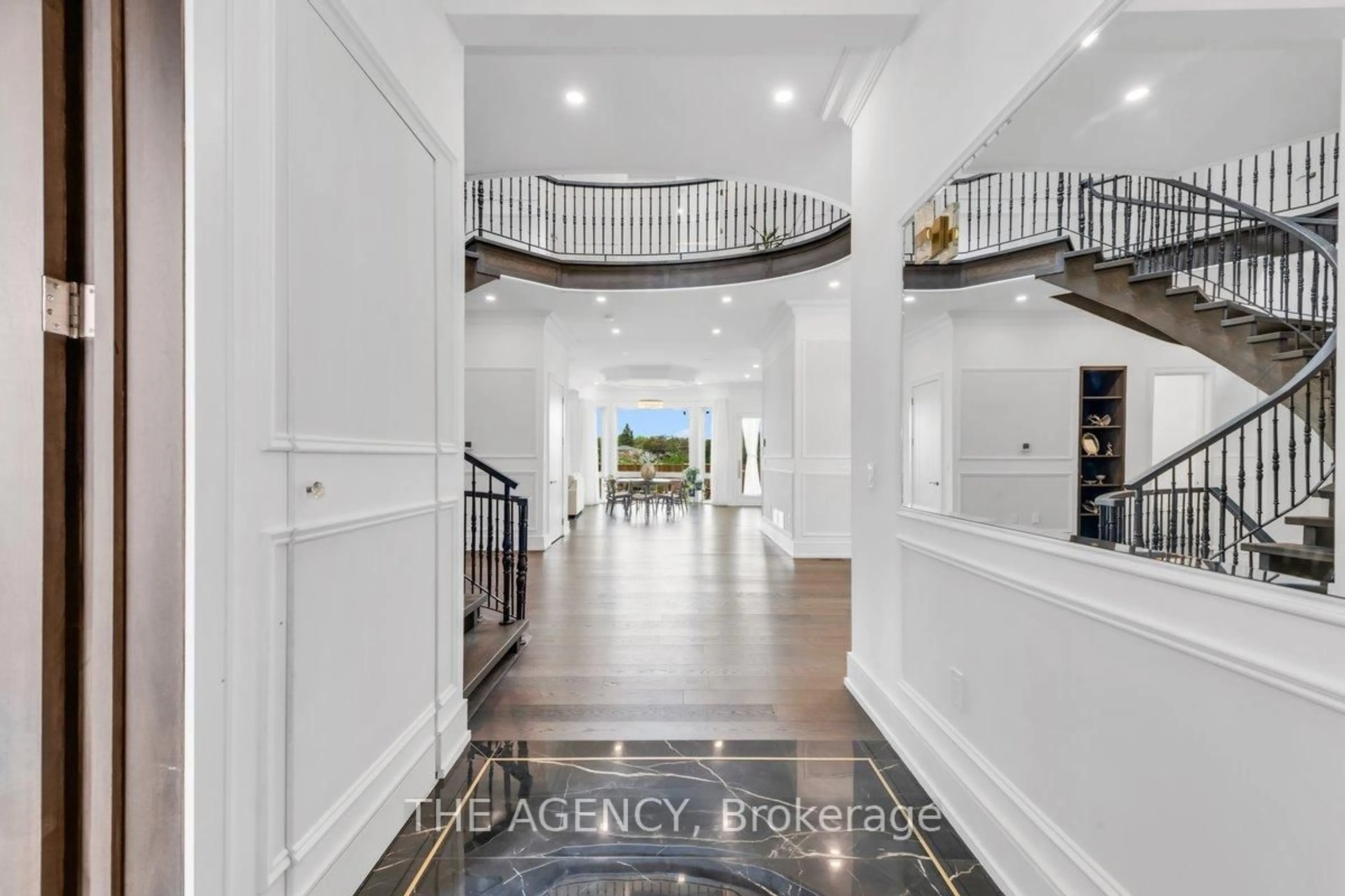 Indoor entryway for 32 Devondale Ave, Toronto Ontario M2R 2E2