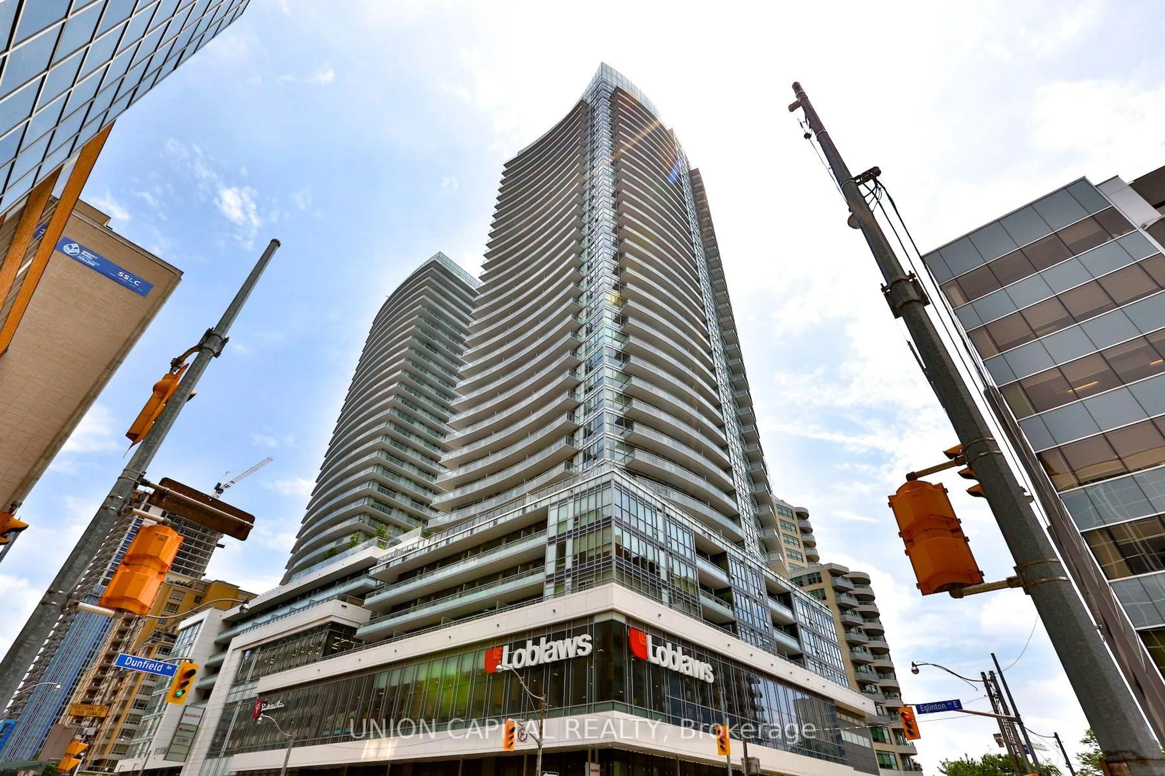 Indoor foyer for 89 Dunfield Ave #2601, Toronto Ontario M4S 0A4