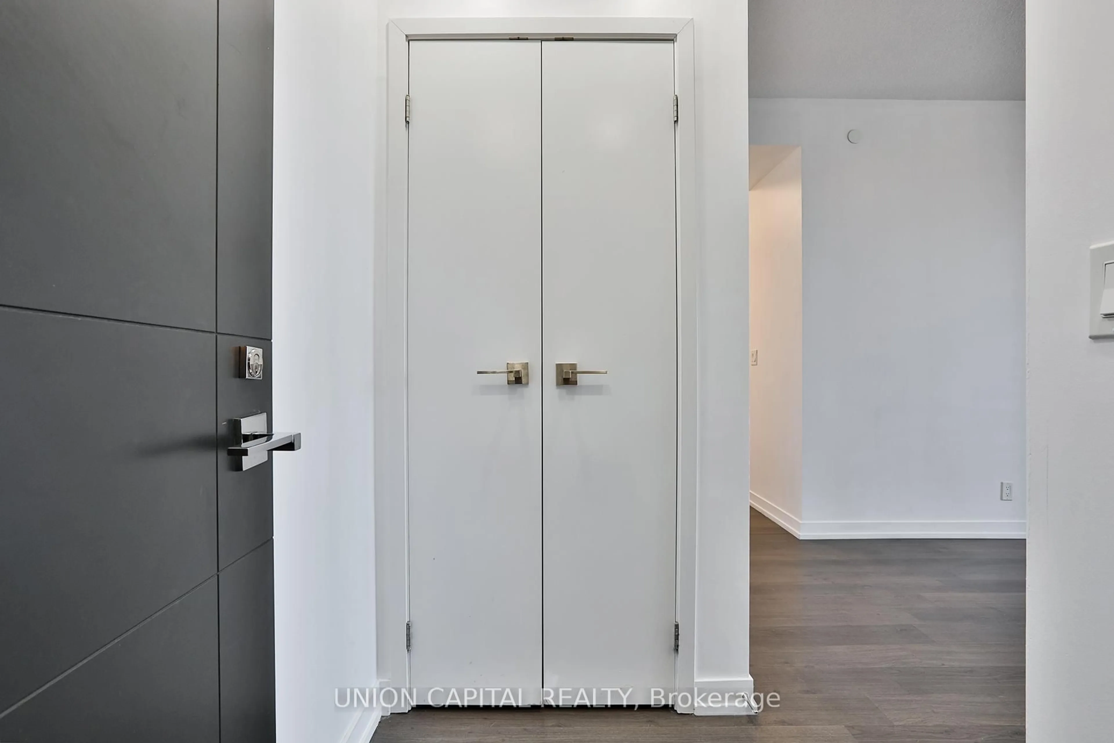 Indoor entryway for 89 Dunfield Ave #2601, Toronto Ontario M4S 0A4