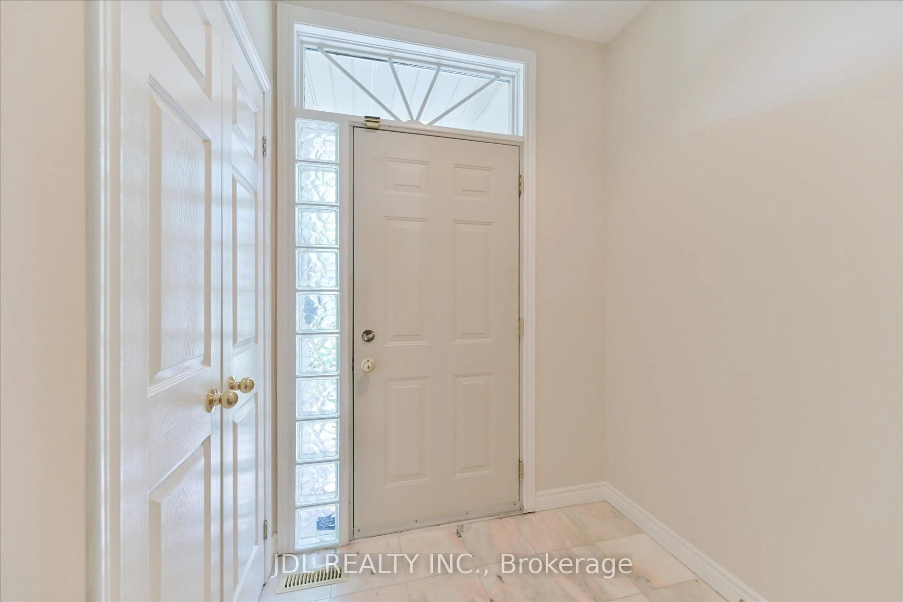 Indoor entryway for 3036 Bayview Ave #I, Toronto Ontario M2N 5L2