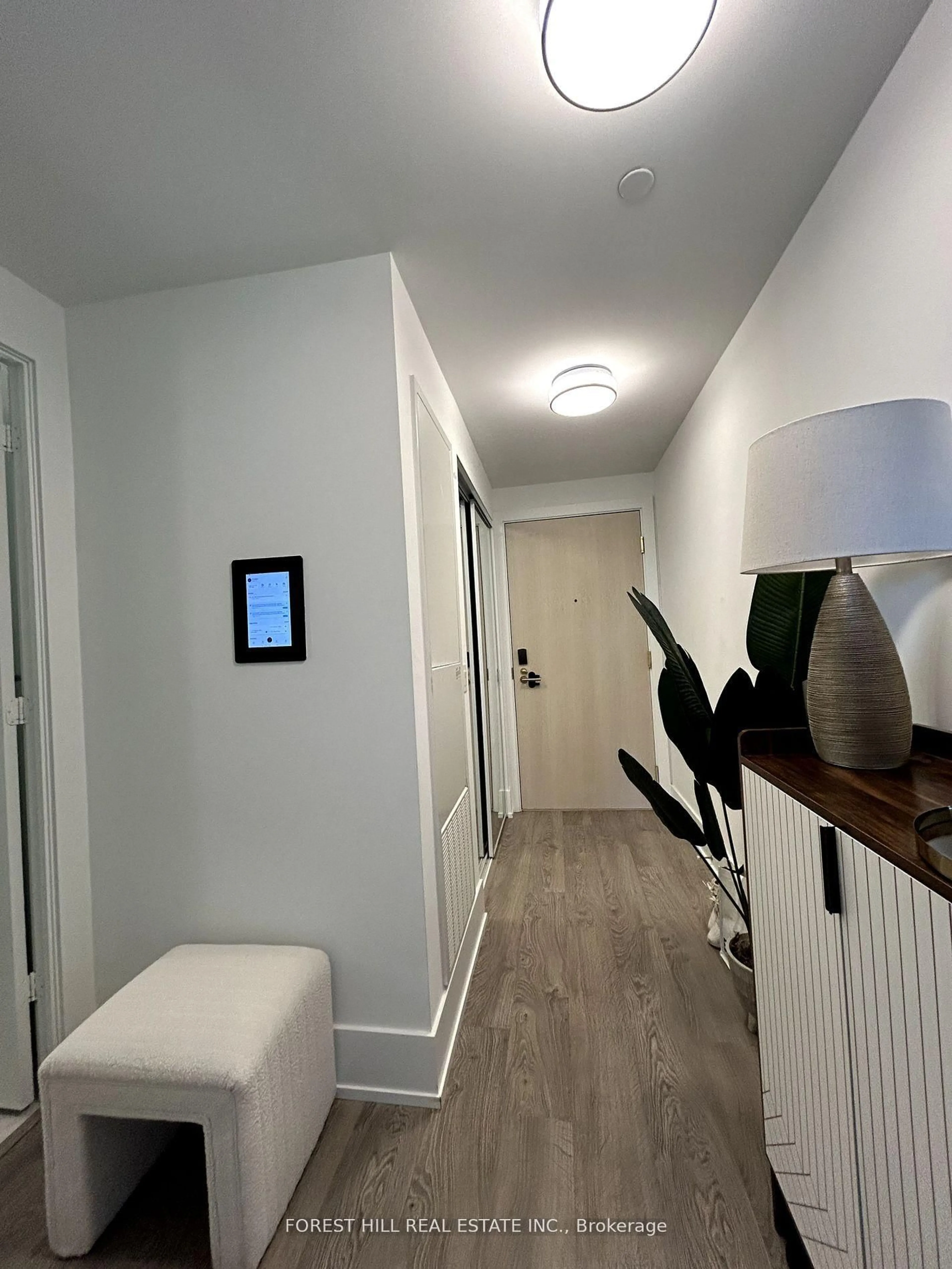 Indoor entryway for 480 Front St #904, Toronto Ontario M5V 0V5